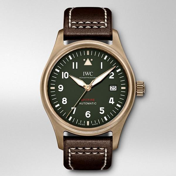 錶徑39mm、時間及日期指示、自動上鏈機芯、建議售價NT$ 167,000