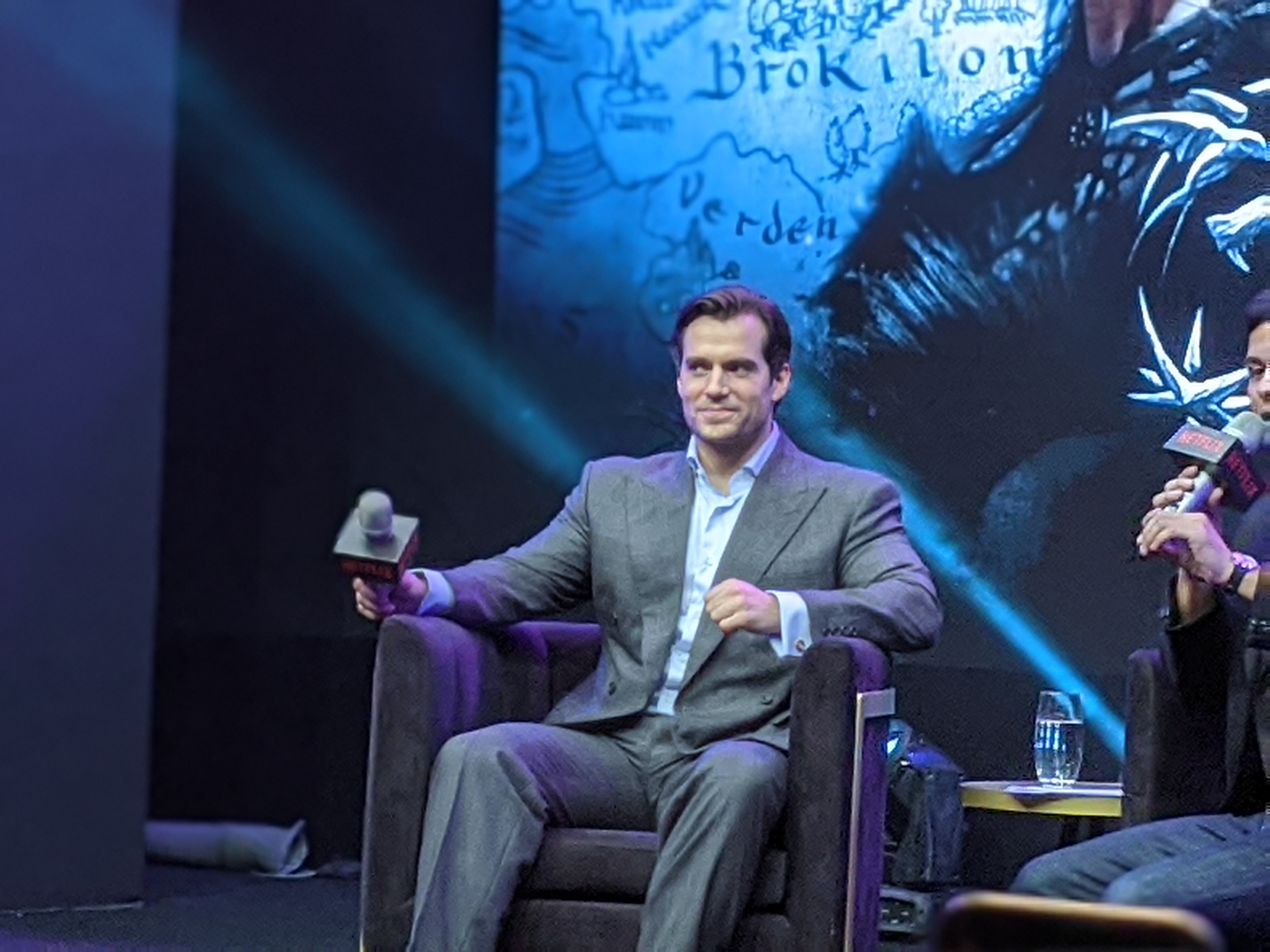 只要聽到粉絲大聲喊他的名字，亨利卡維爾就會露出迷人的笑容。