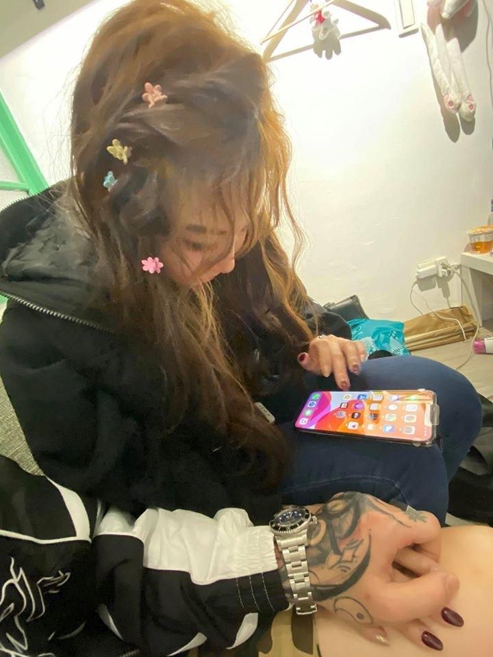 謝和弦送上新款手機，莉婭開心把玩。（翻攝自謝樂團臉書）
