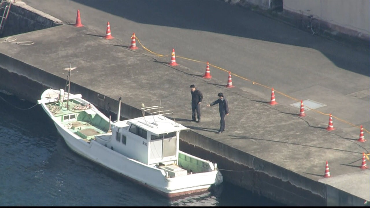專案小組在日本熊本縣漁港截獲一艘載有600公斤安毒的漁船。（翻攝自NHK畫面）
