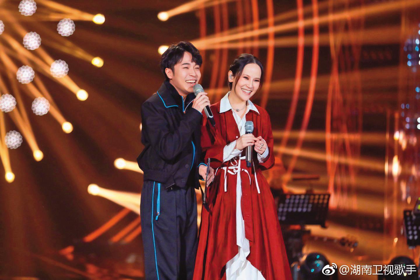 楊乃文(右)今年曾上陸綜《歌手2019》,好友吳青峰(左)也是參賽者,談笑之間解了她一些壓力。(翻攝自湖南衛視微博)