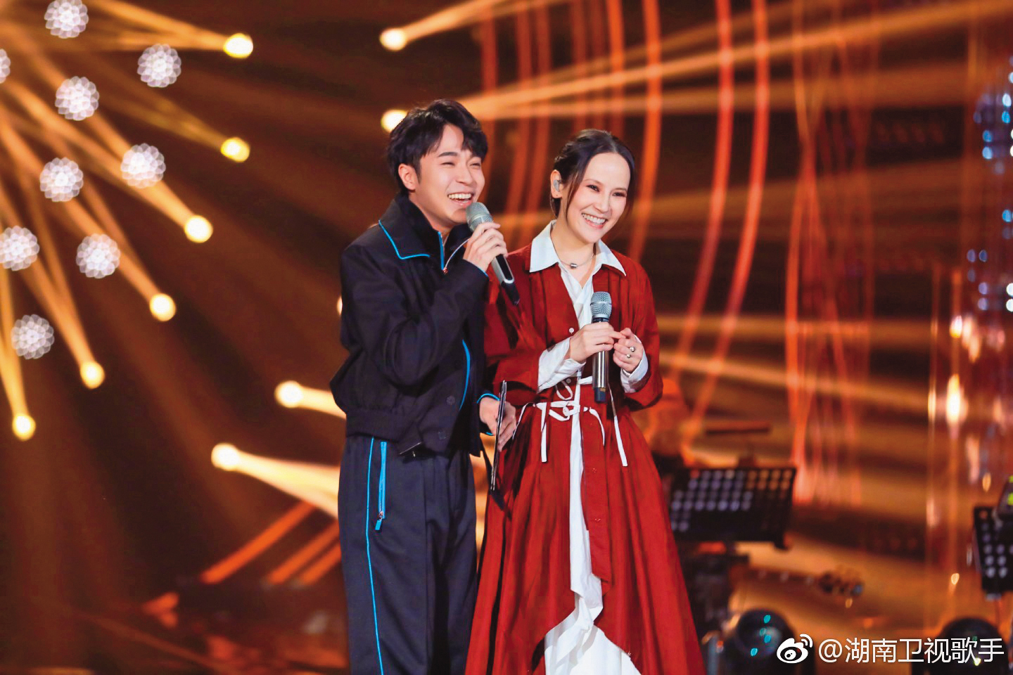 楊乃文(右)今年曾上陸綜《歌手2019》,好友吳青峰(左)也是參賽者,談笑之間解了她一些壓力。(翻攝自湖南衛視微博)