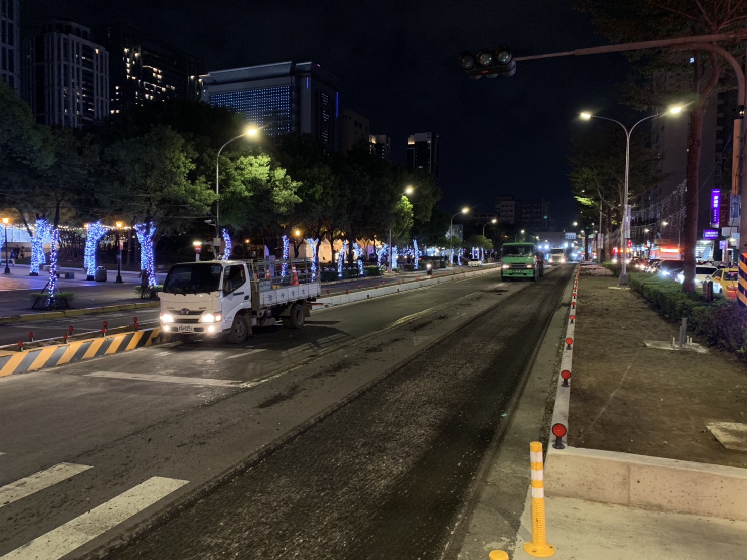 新北首條公車專用道將在下週二啟用，現正日夜加緊施工。（翻攝畫面）