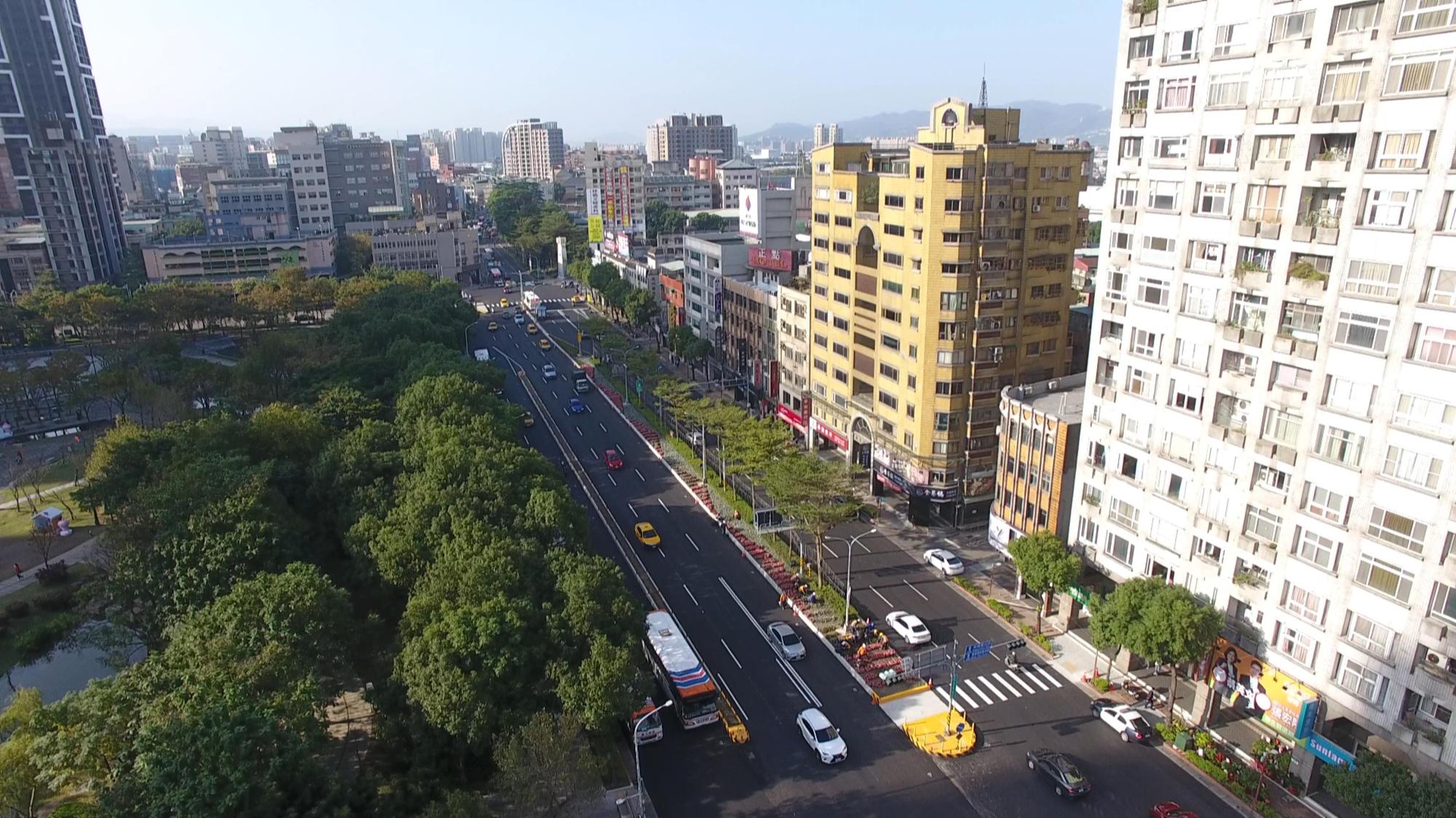 新北市府配合捷運環狀線通車,在板橋公車站設置首條公車專用道。(翻攝畫面)