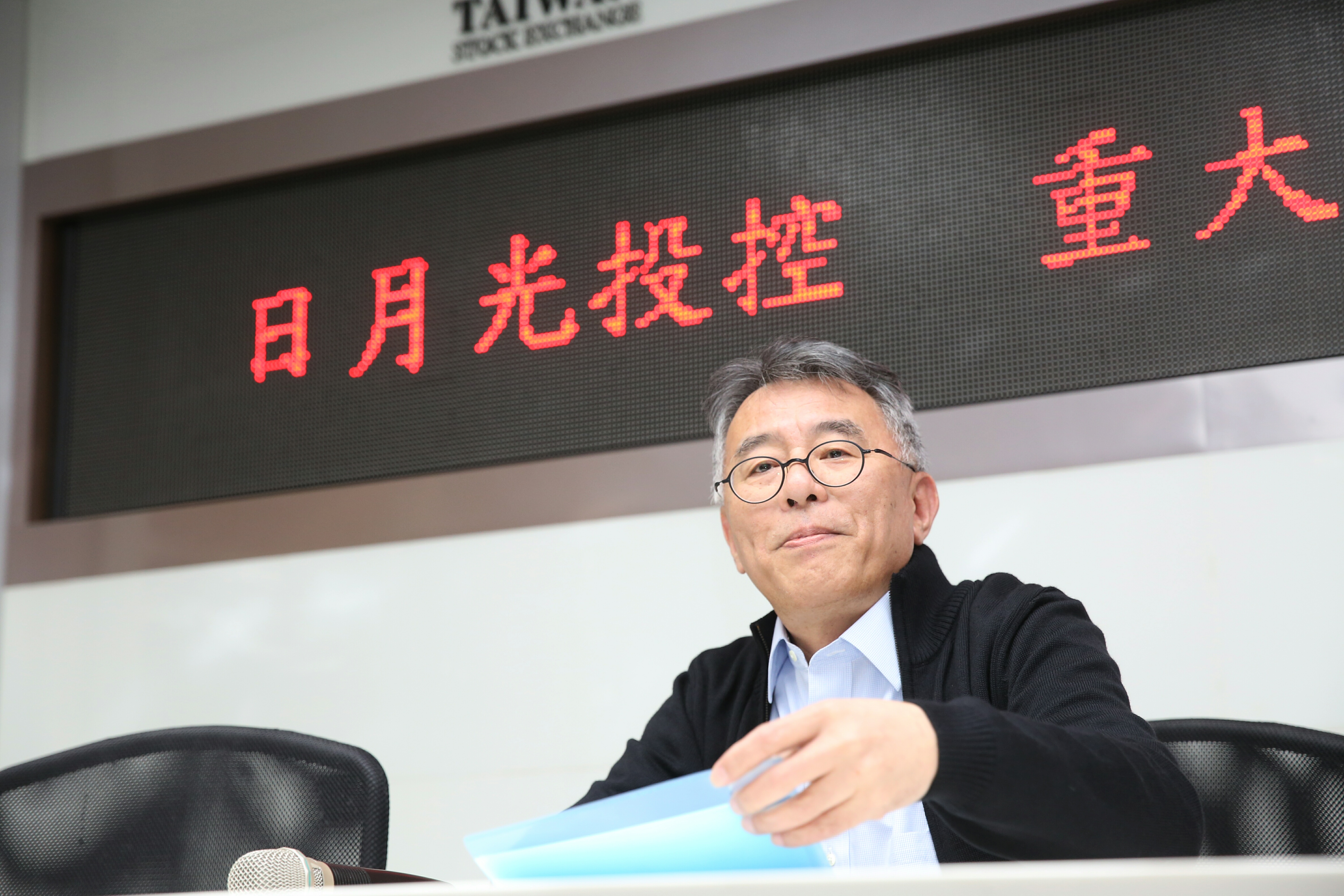 財務長董宏思宣布,日月光投控旗下環旭電子,將以4.5億美元價格收購法國FAFG全數股權,間接取得歐洲第二大EMS廠Asteelflash近100%股權。