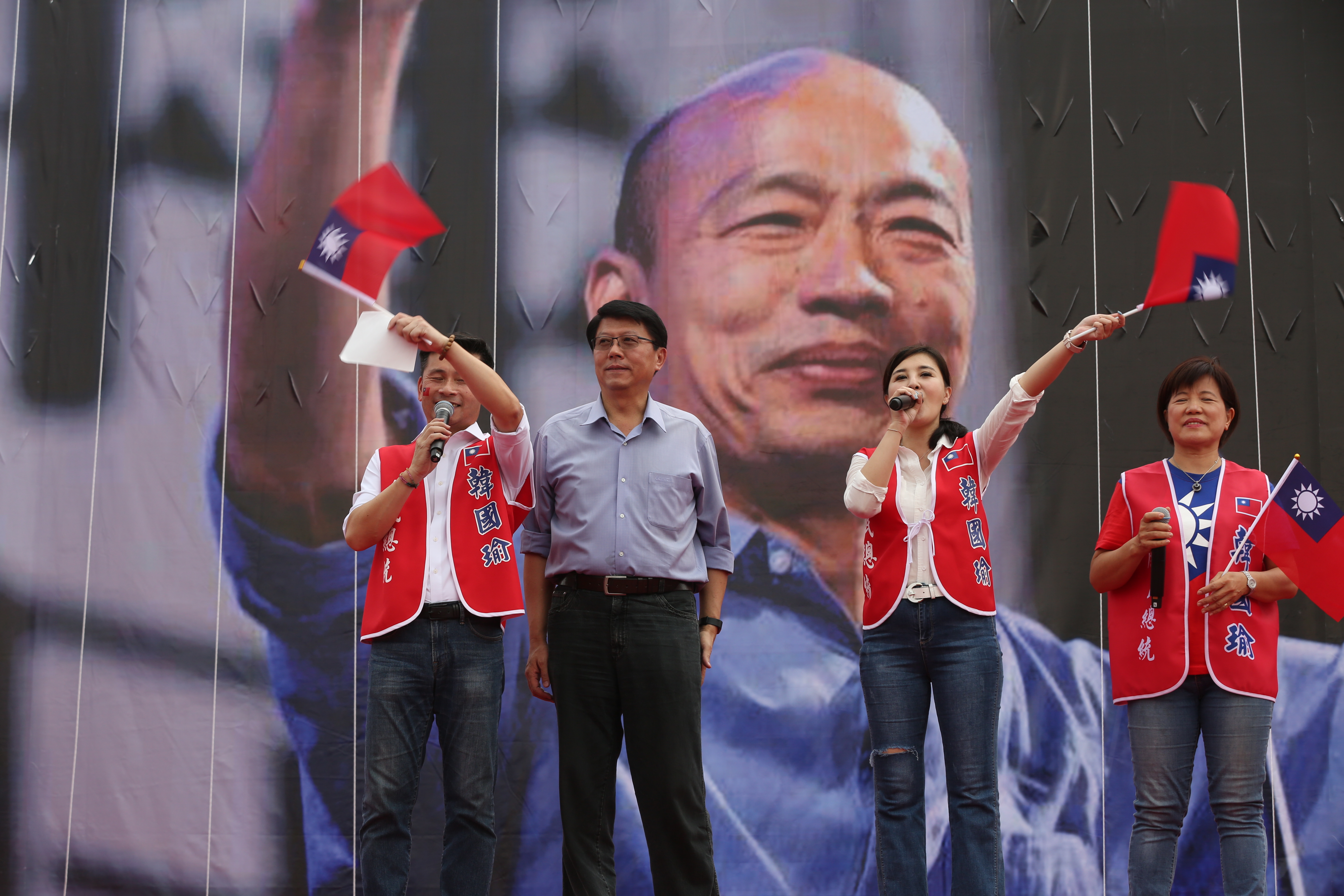 謝龍介（左2）於臉書po文，臨時決定要更改「祭品」，打算改捐30萬元給弱勢團體做公益，並強調「要讓韓國瑜乾乾淨淨的贏。」（本刊資料照）