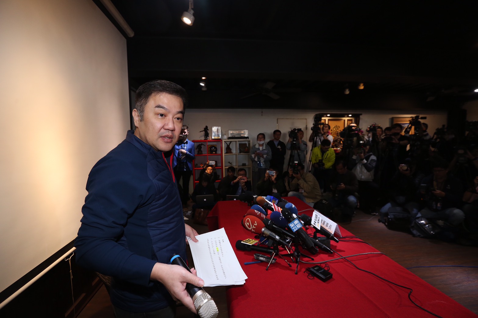 今天露面的張綱維說，遭到詐騙是有所本。