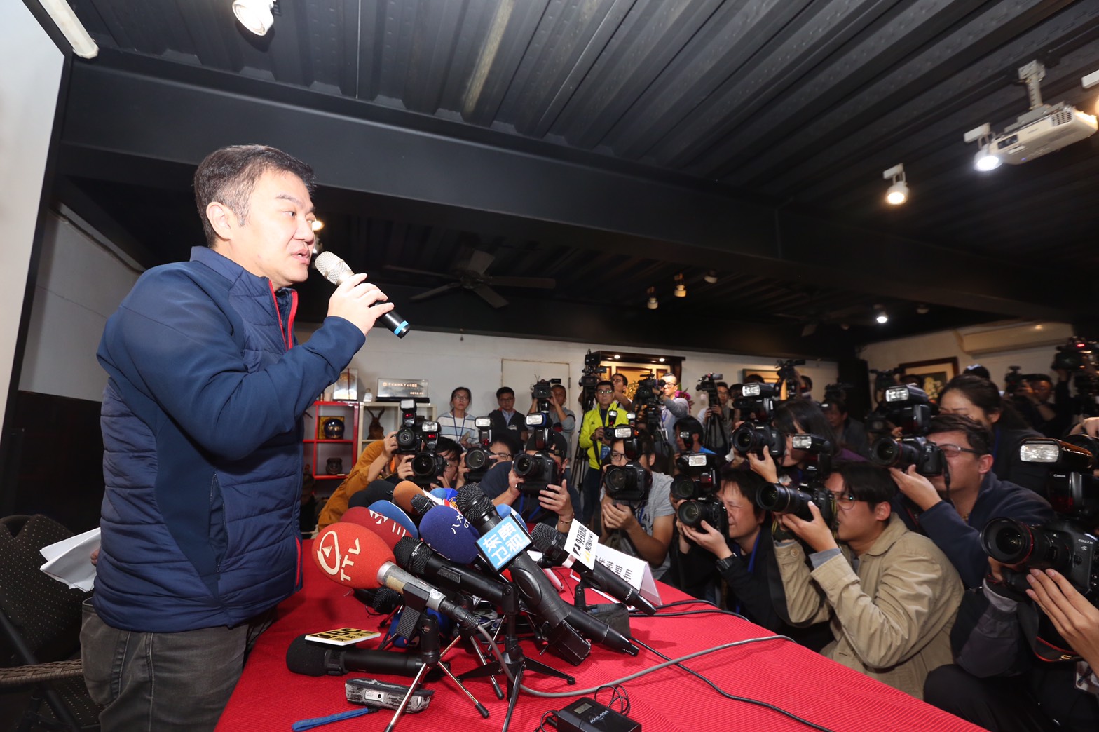 張綱維喊出希望下午復飛，民航局昨晚卻已發函廢照。