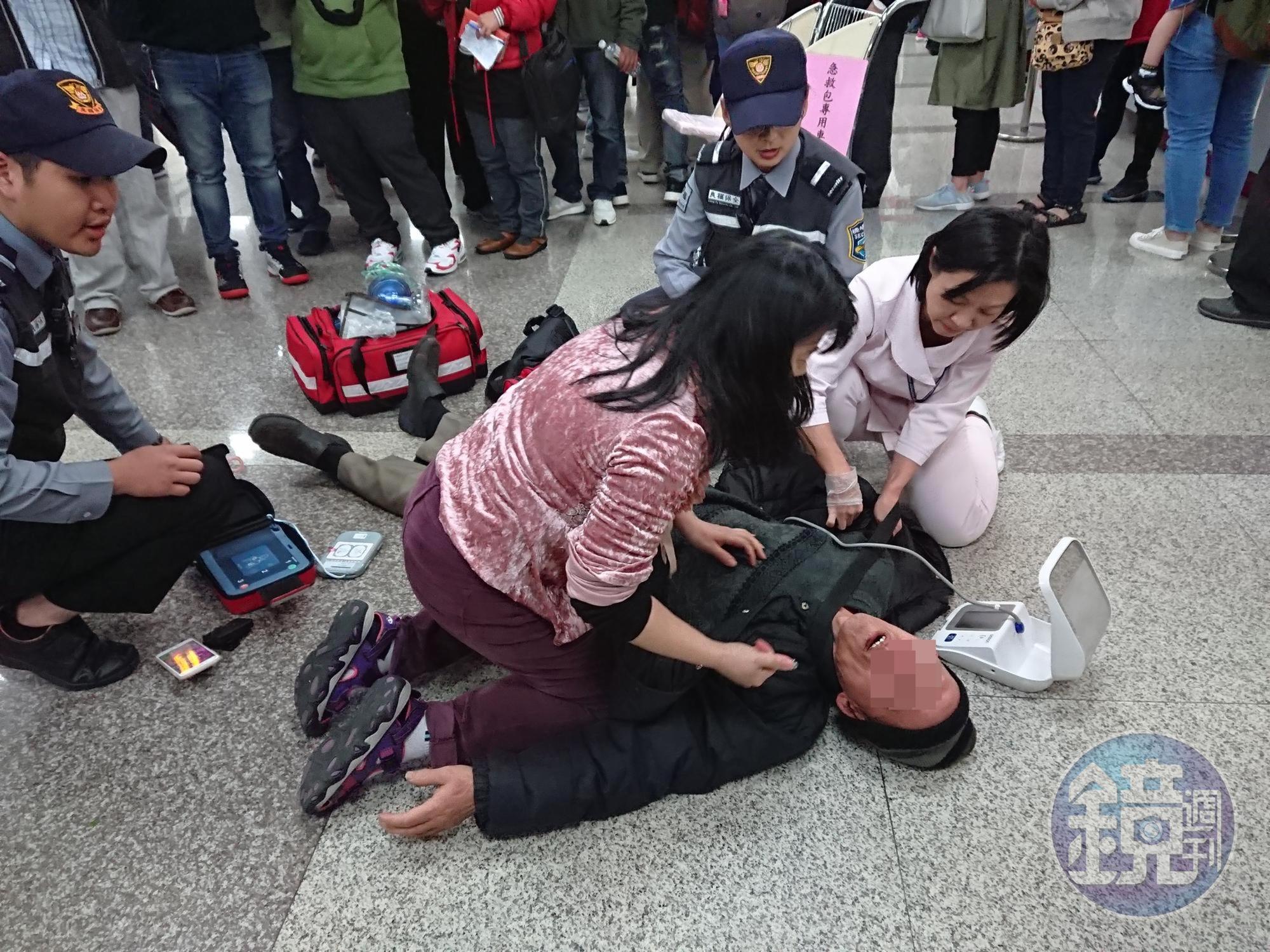 遠航櫃台前從昨天起就湧入大批民眾退票，有民眾當場氣暈。