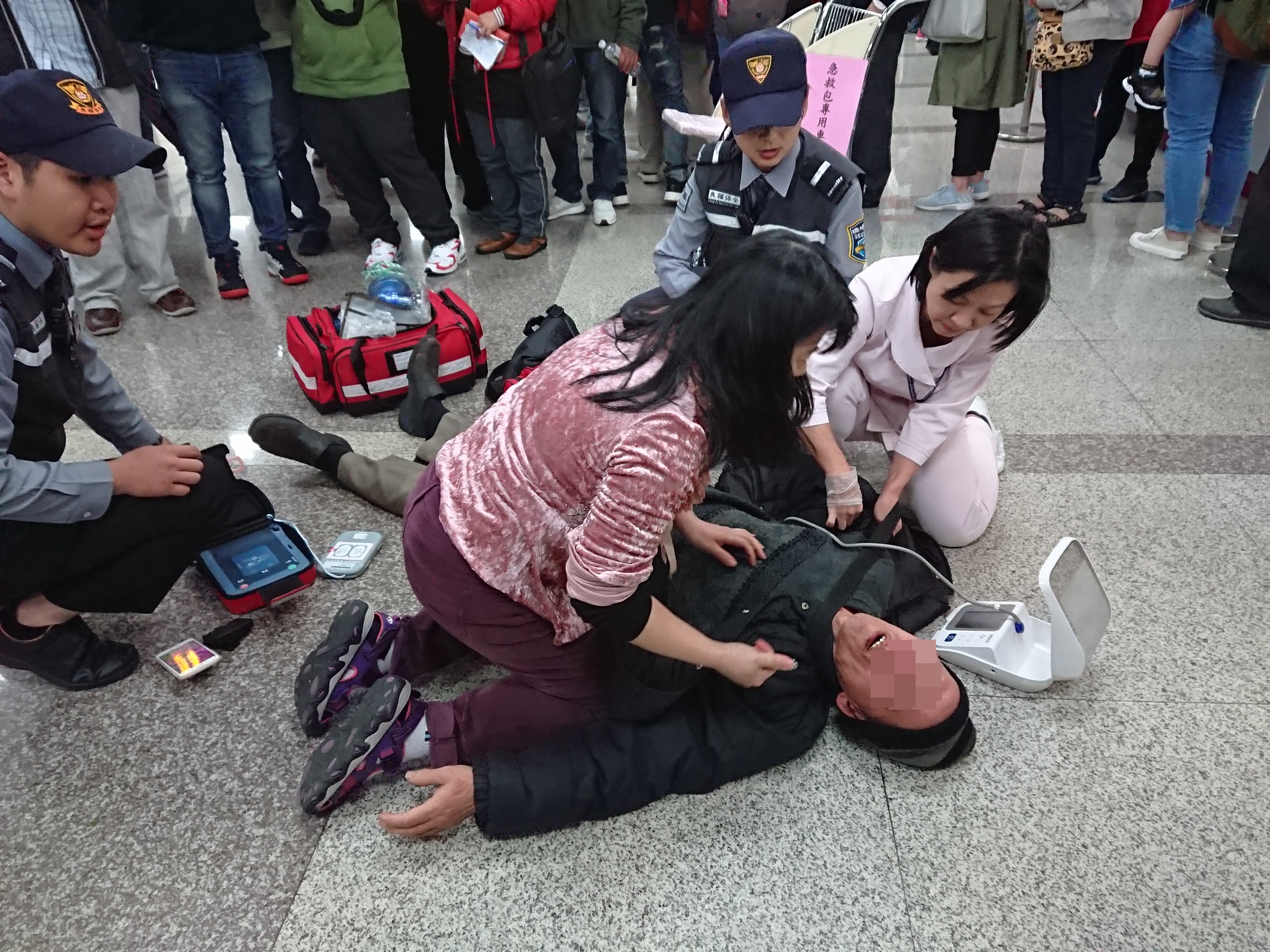 遠航櫃台前從昨天起就湧入大批民眾退票，有民眾當場氣暈。