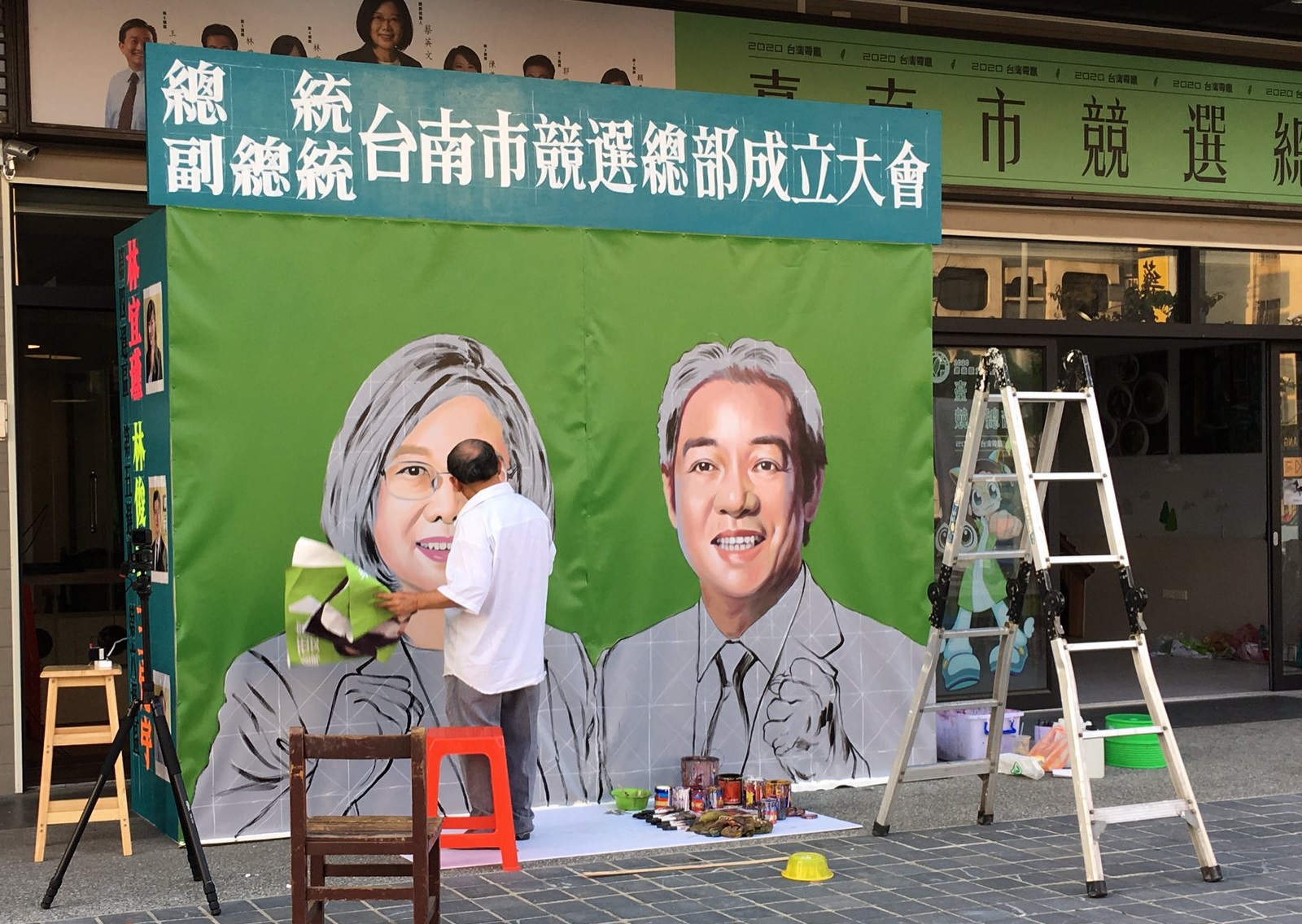 國寶級電影看板畫師顏振發，主動無償為蔡英文台南市競選總部畫看板。（翻攝自全美今日戲院手繪看板文創研習營臉書）