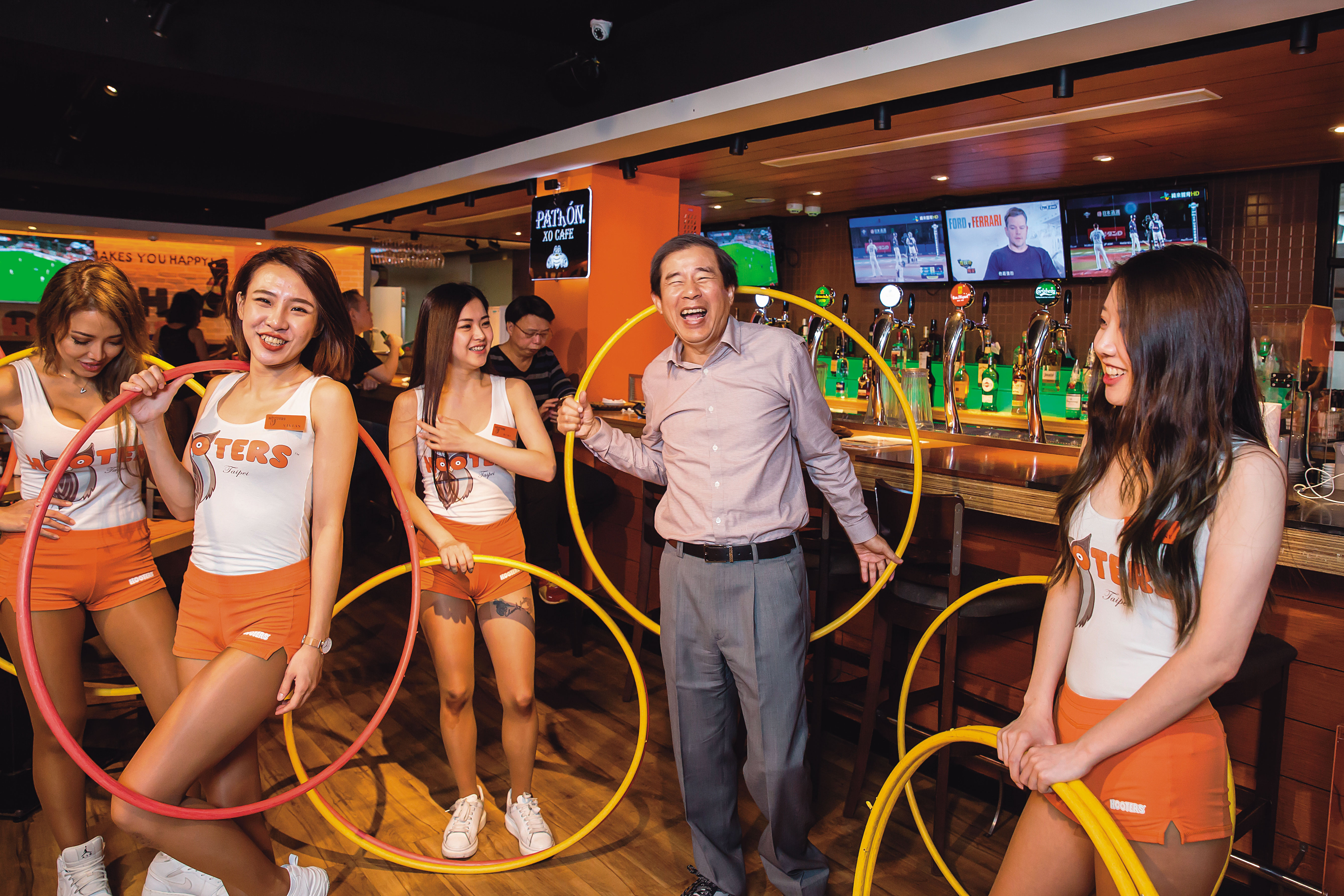 劉世章最自豪台北Hooters girl 表演呼拉圈的神乎其技，女孩們也鼓譟要老闆搖一下。