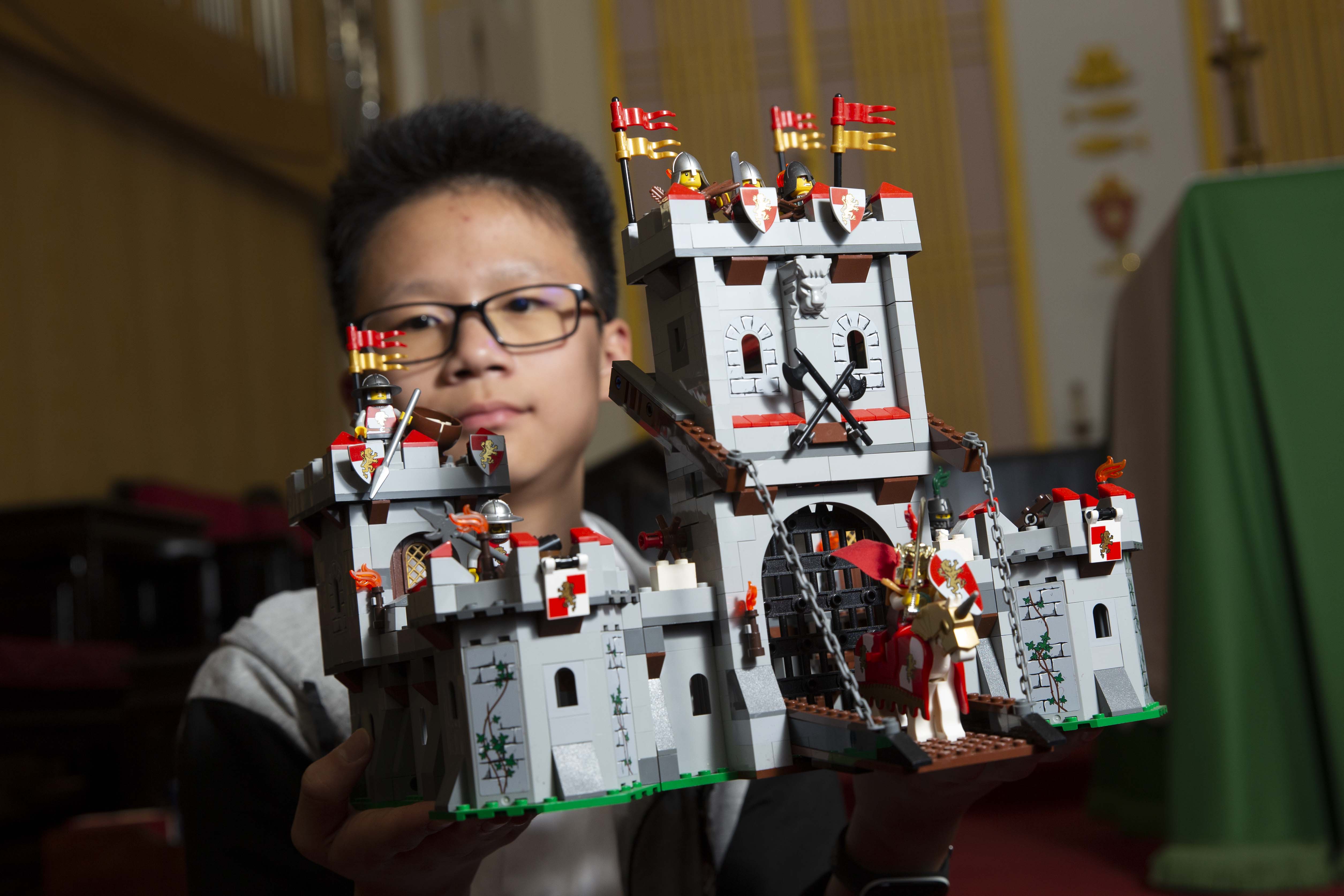 義牧和他的樂高城堡。