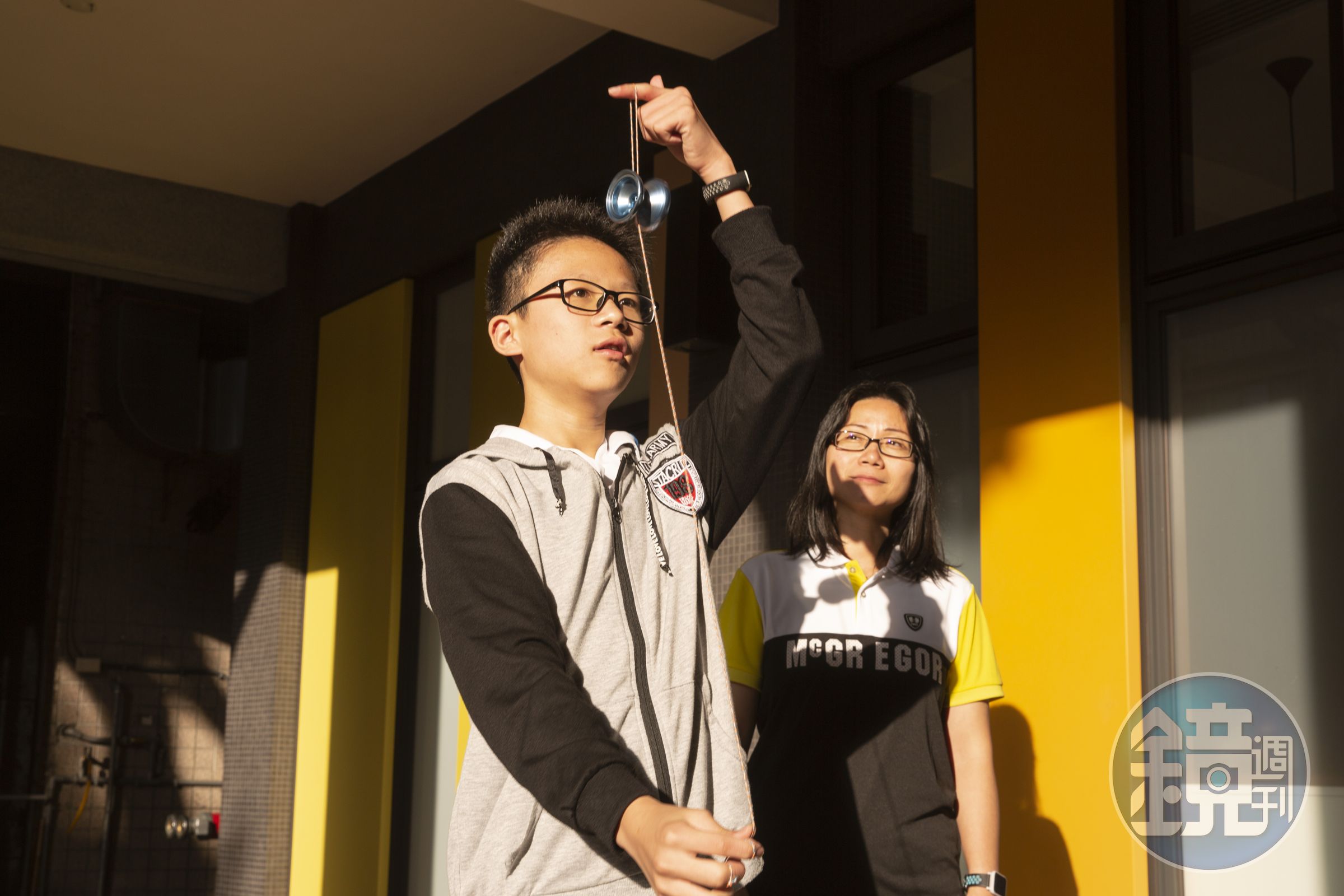 義牧在我們面前表演溜溜球。