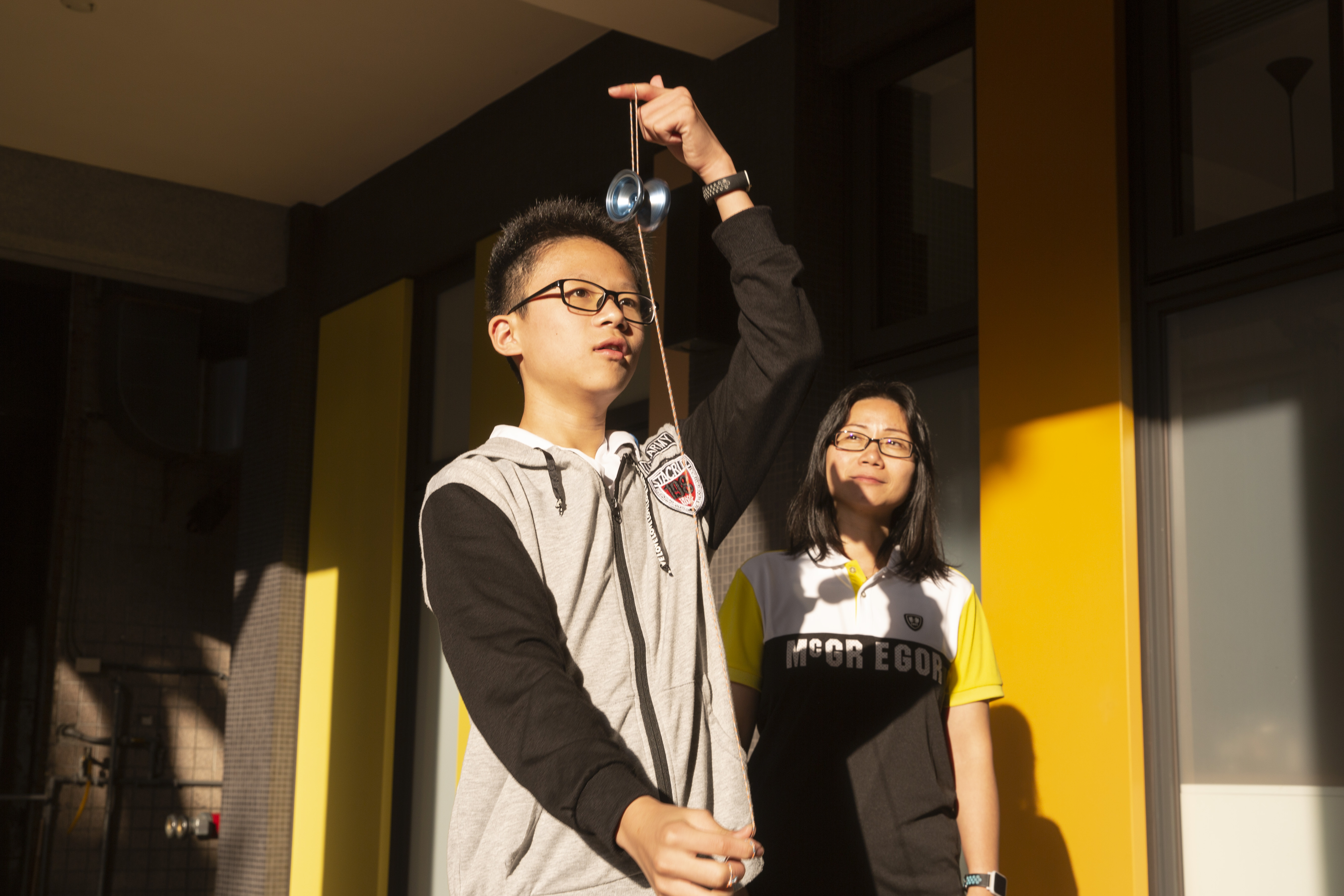 義牧在我們面前表演溜溜球。