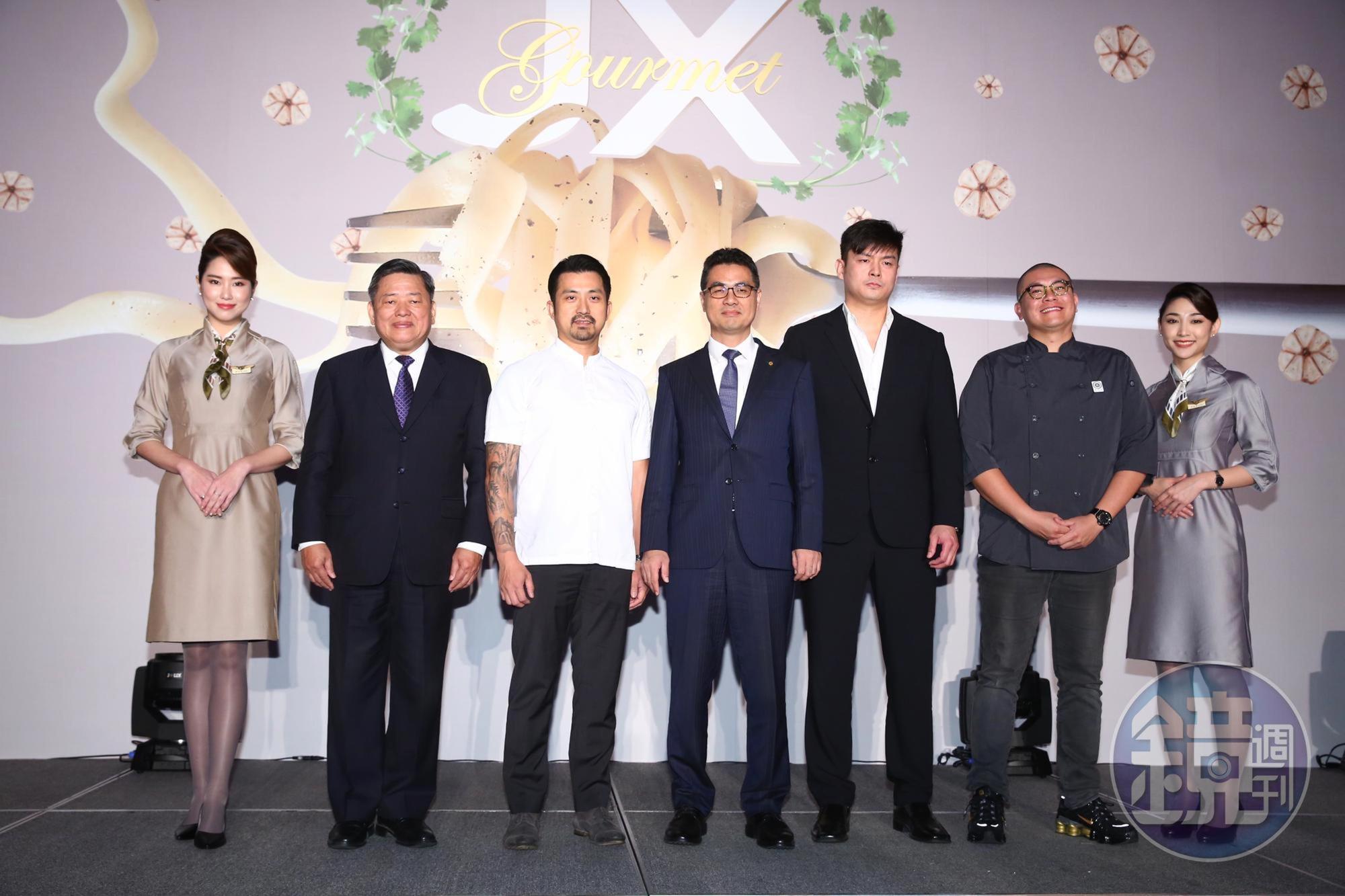 星宇航空13日發表機上餐點，商務艙找來米其林一星餐廳Longtail主廚林明健操刀。