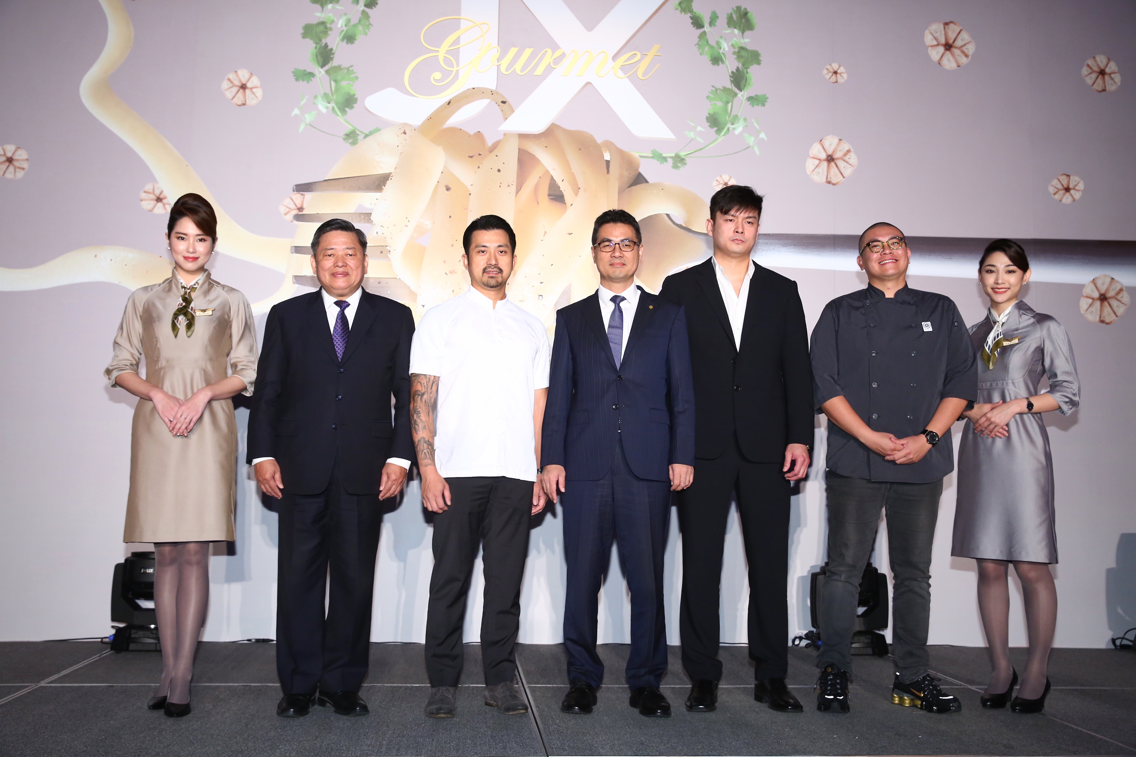 星宇航空13日發表機上餐點，商務艙找來米其林一星餐廳Longtail主廚林明健操刀。