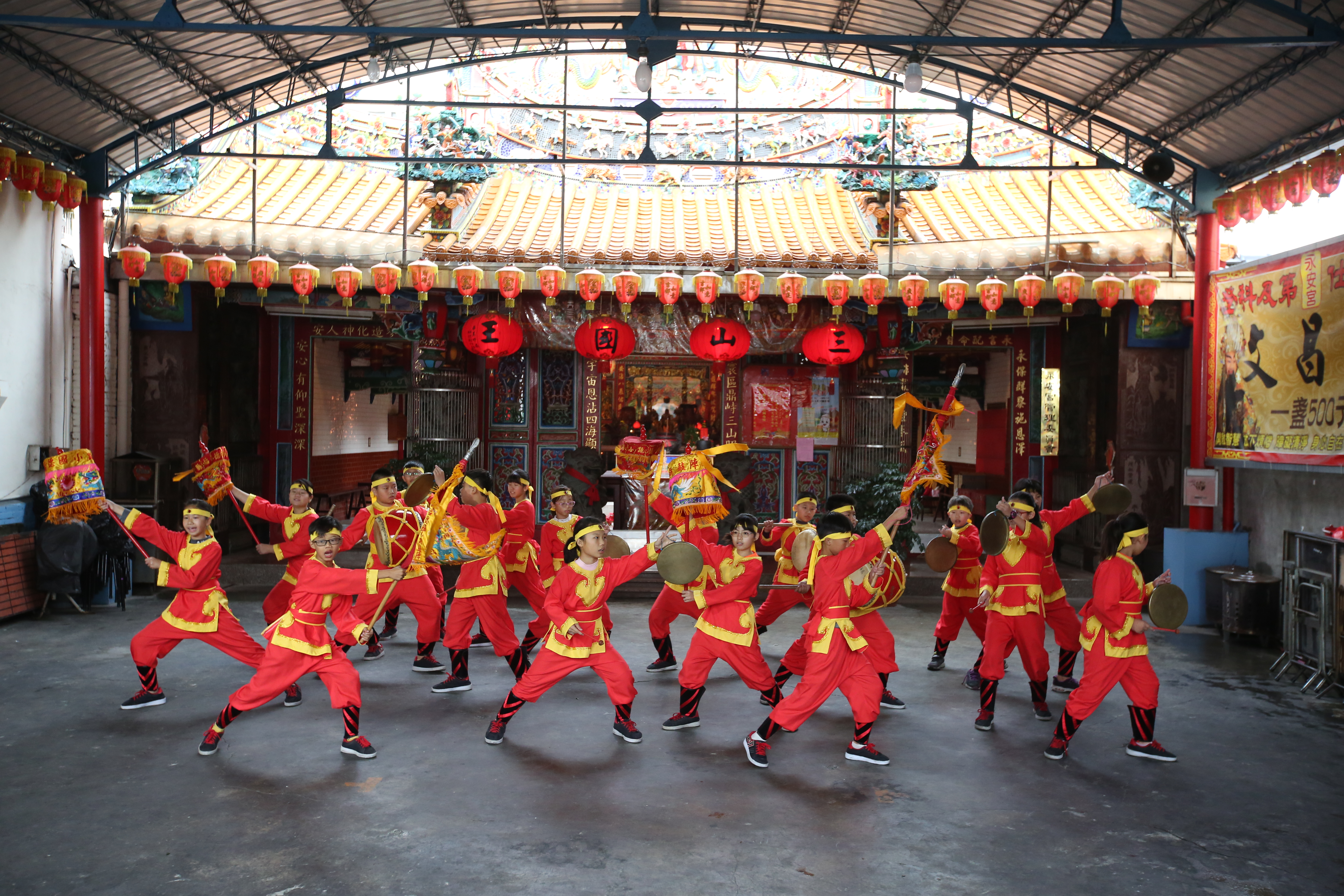 福德國小的小朋友們，在永安宮前表演傳統科儀的「跳鼓陣」。