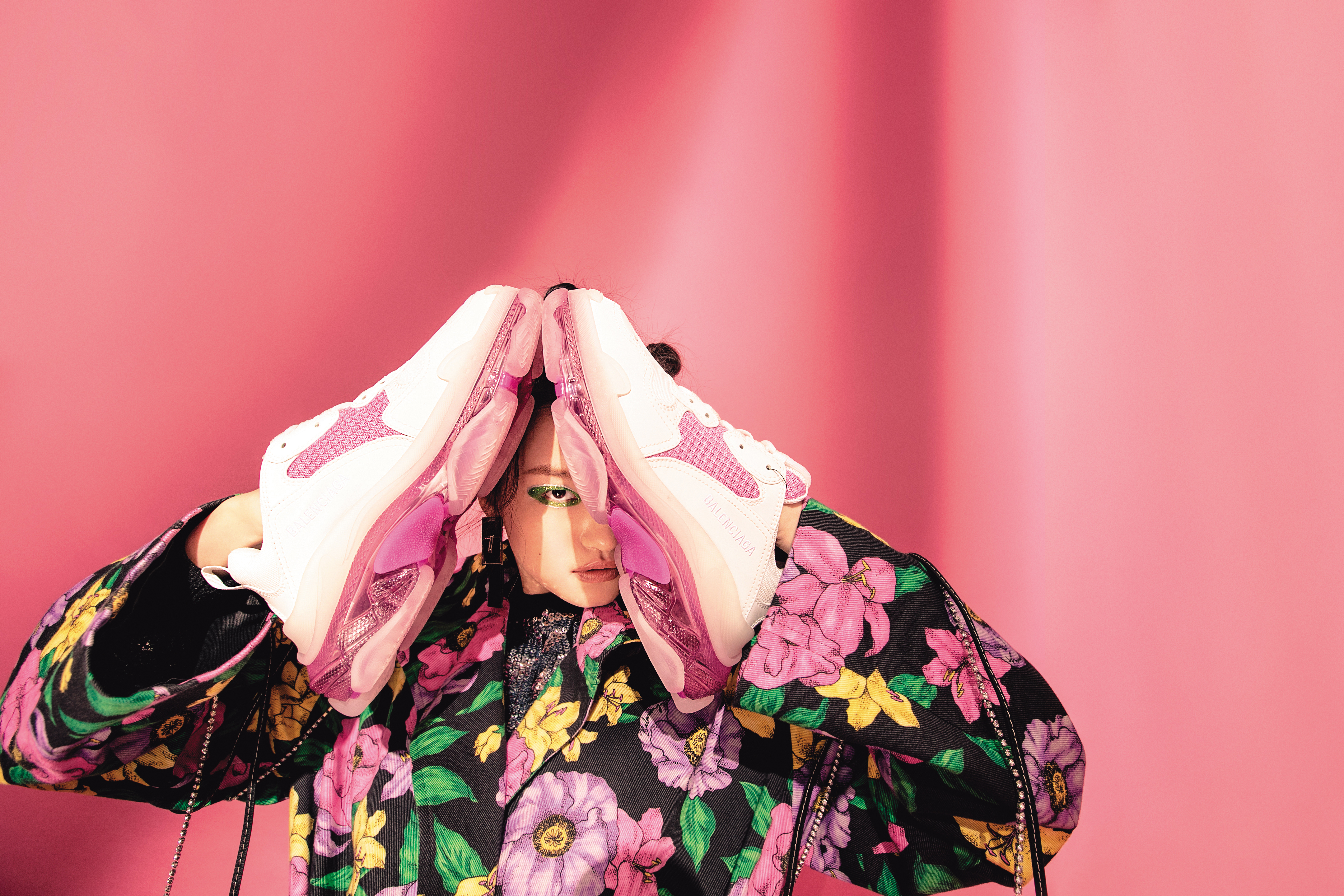 螢光粉紅拼接白色老爹鞋 NT$33,000 by BALENCIAGA／印花oversize大衣 NT$86,200 by BALENCIAGA／銀色亮片上衣 NT$15,900 by MICHAEL KORS／皮革拼接鑽鍊頸飾 價格店洽 by LOEWE／金屬拼接皮革耳環 價格店洽 by LOEWE