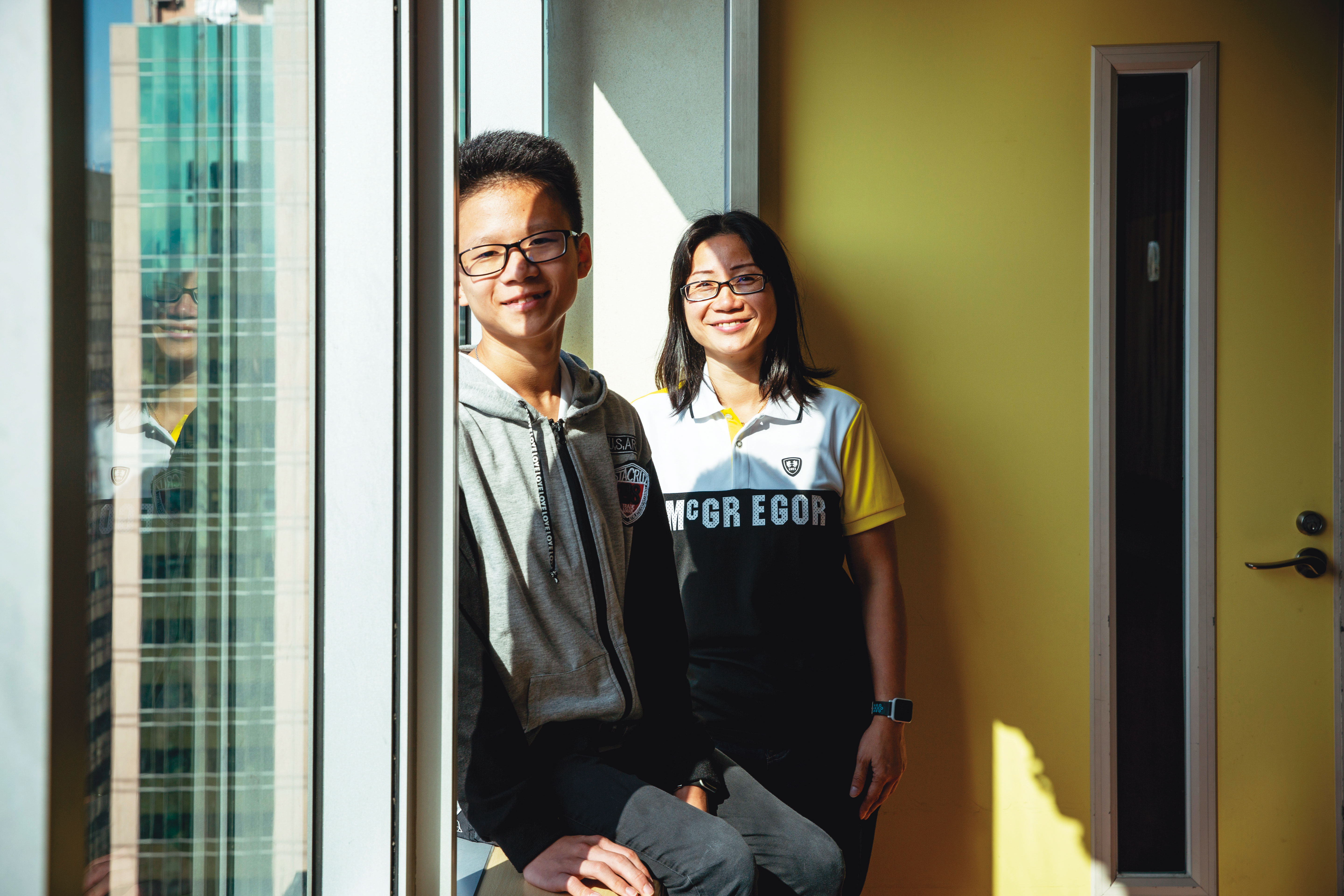 義牧（左）和媽媽林佑達（右）重回台大兒童醫院癌症病房，經過以往做化療的「治療室」門前，義牧表示：「看到還是會怕怕的。」