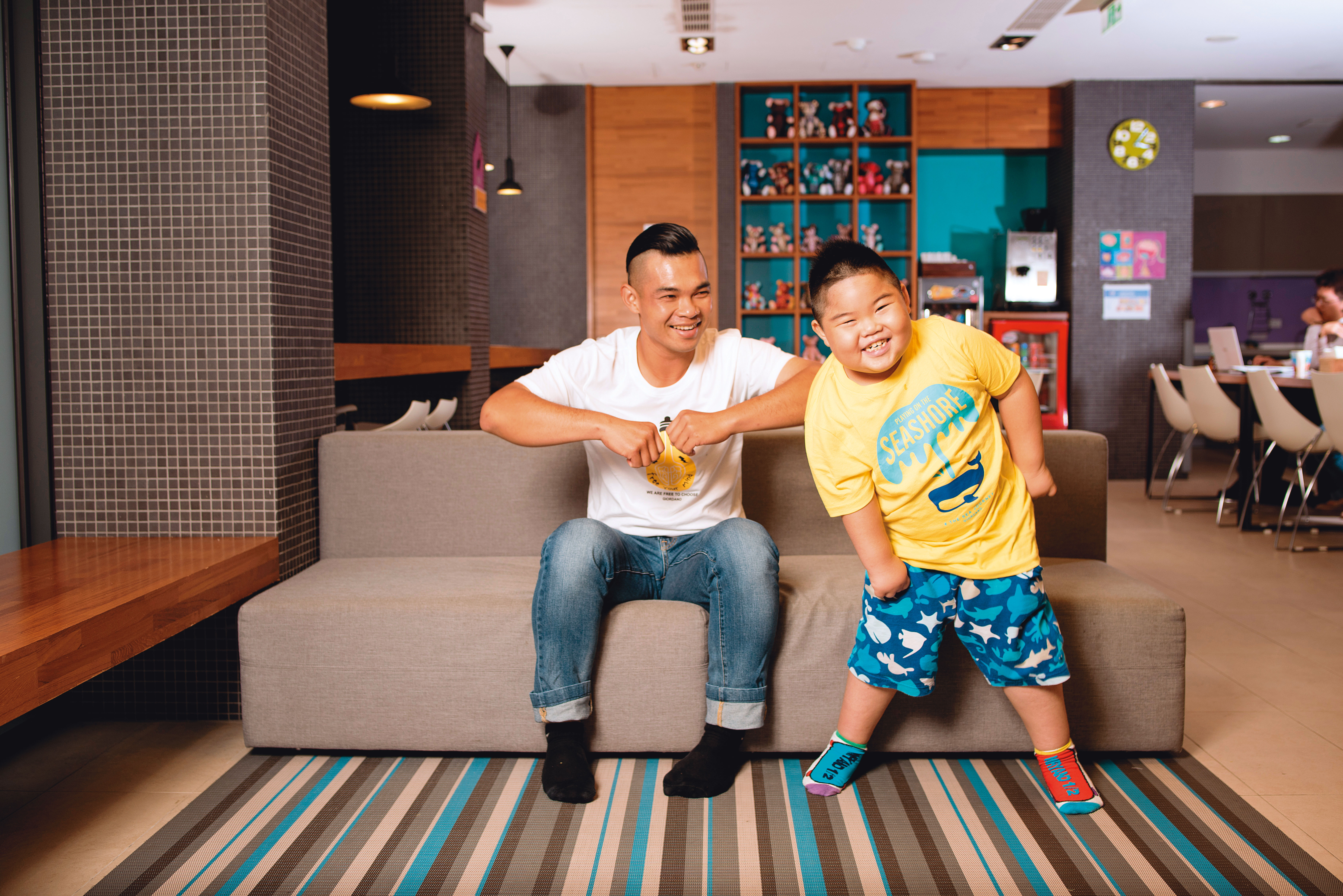 洋洋爸黃大維（左）是負責帶洋洋（右）自台東北上就醫的主要照護者。對於麥當勞叔叔之家，他說：「這邊有很多有相同遭遇的家庭，可以互相鼓勵，很像一個家。」（麥當勞叔叔之家提供）