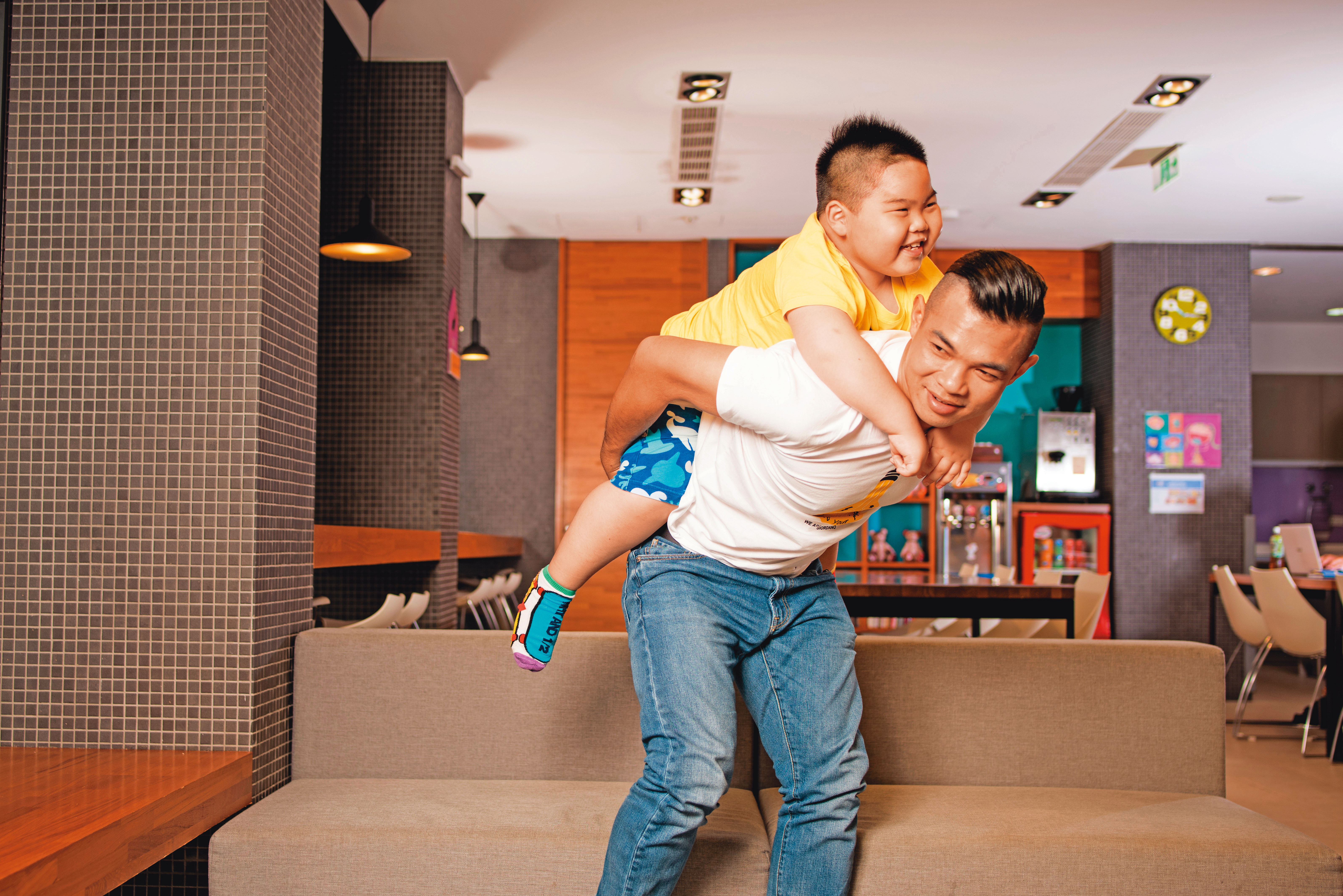 洋洋一家曾自外地遠赴台北就醫，所需要的交通和住宿費，都讓健康的成本高過其他人。（麥當勞叔叔之家提供）