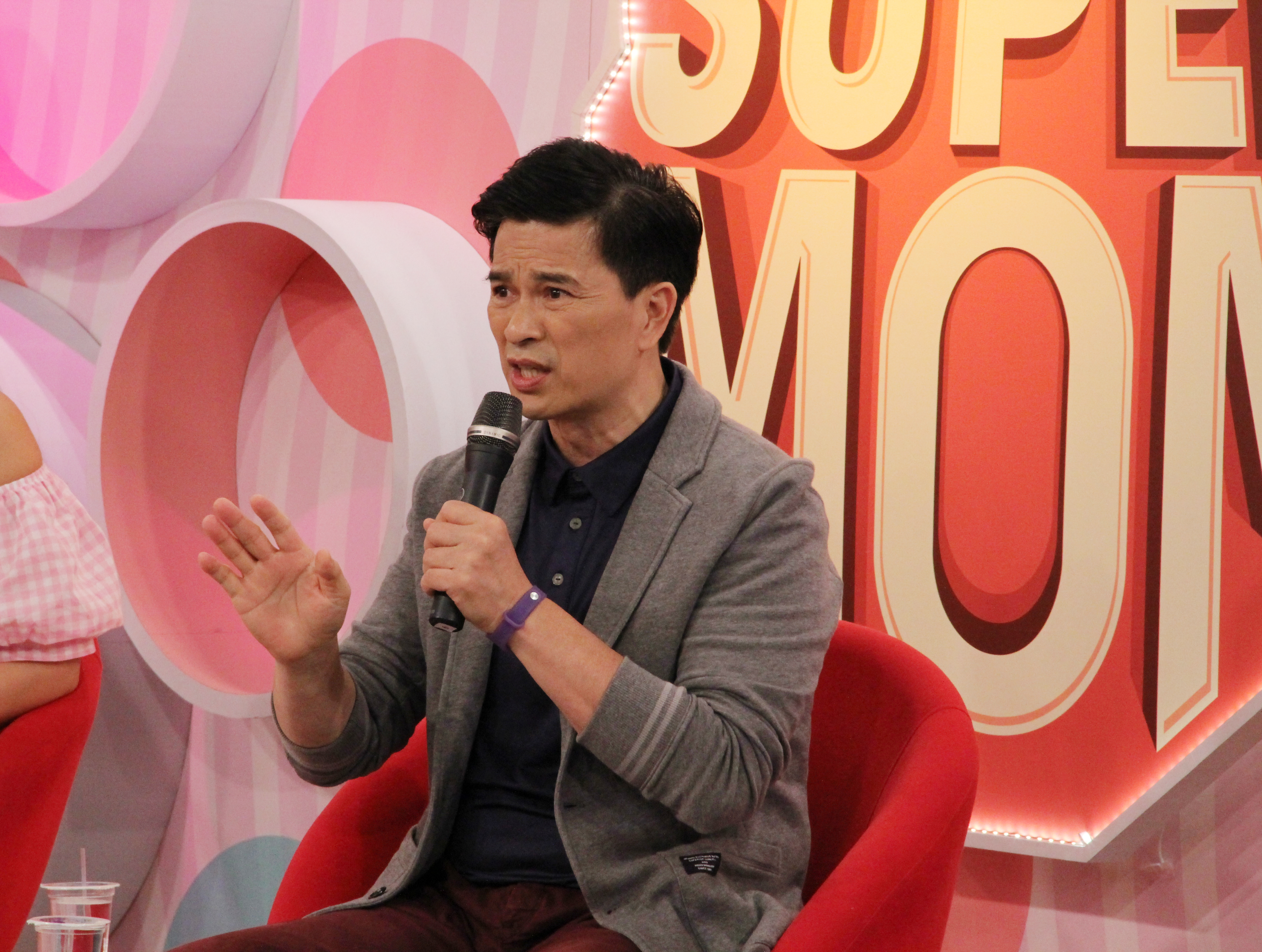 李興文在節目上感慨：「我雖然跟他（指兒子）住的最近，但心卻離得很遠，到現在還在學習怎麼當一個父親。」（年代）