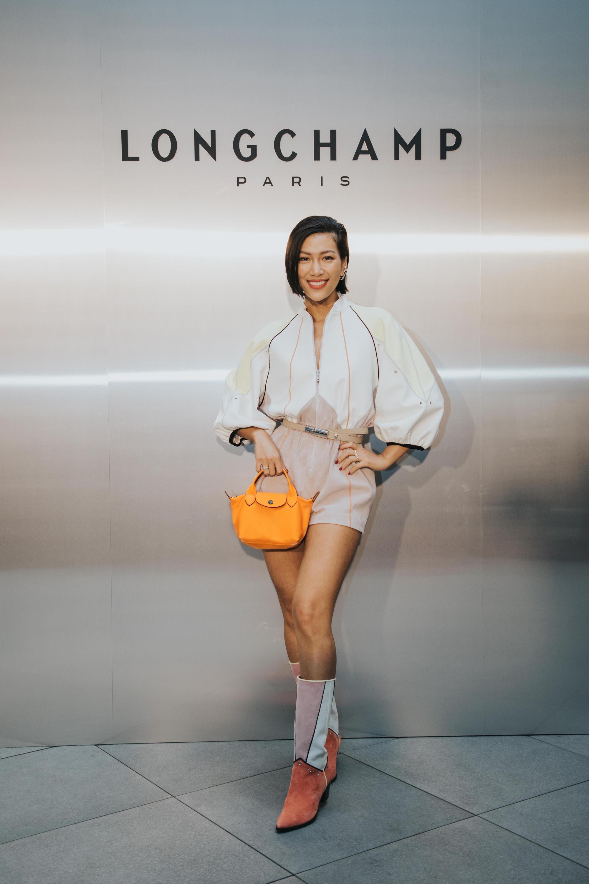 KOL莫莉很會自己cue話來說，只是嘴巴太快，講出冷笑話。（LONGCHAMP提供）