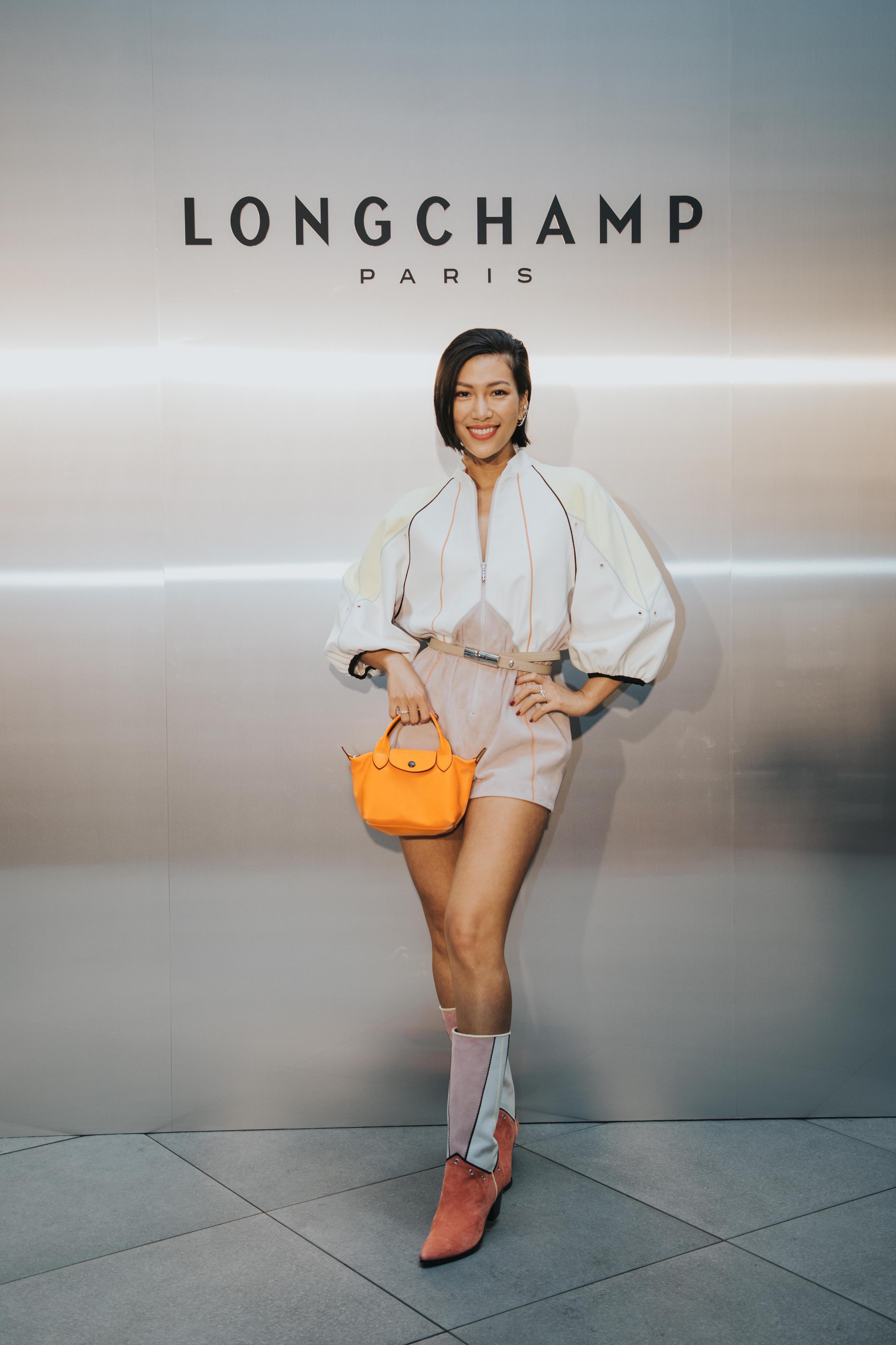 KOL莫莉很會自己cue話來說,只是嘴巴太快,講出冷笑話。(LONGCHAMP提供)