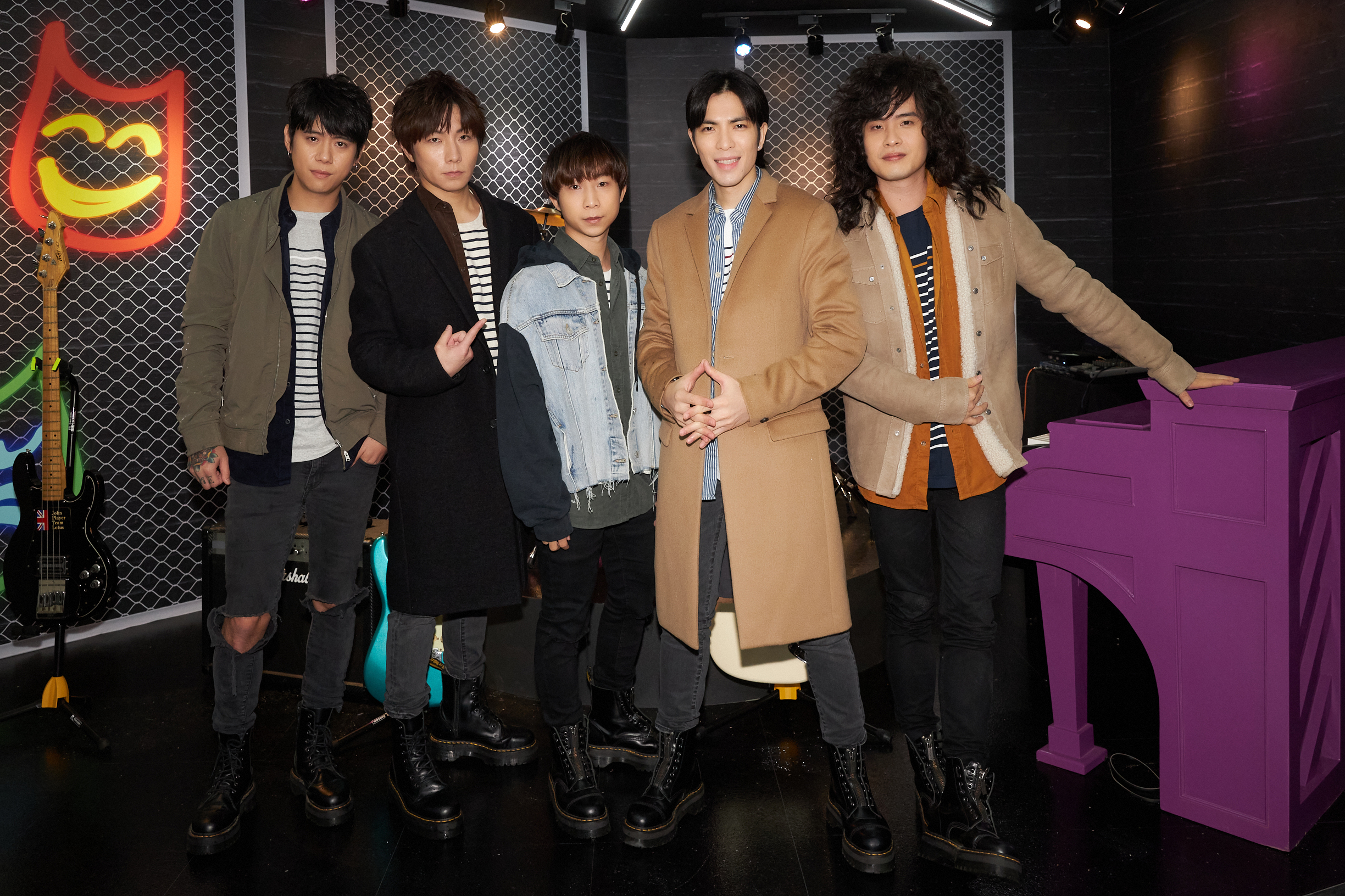 獅子LION改組加入新成員，推出的新專輯《美麗、醜與我》。（華納唱片提供）