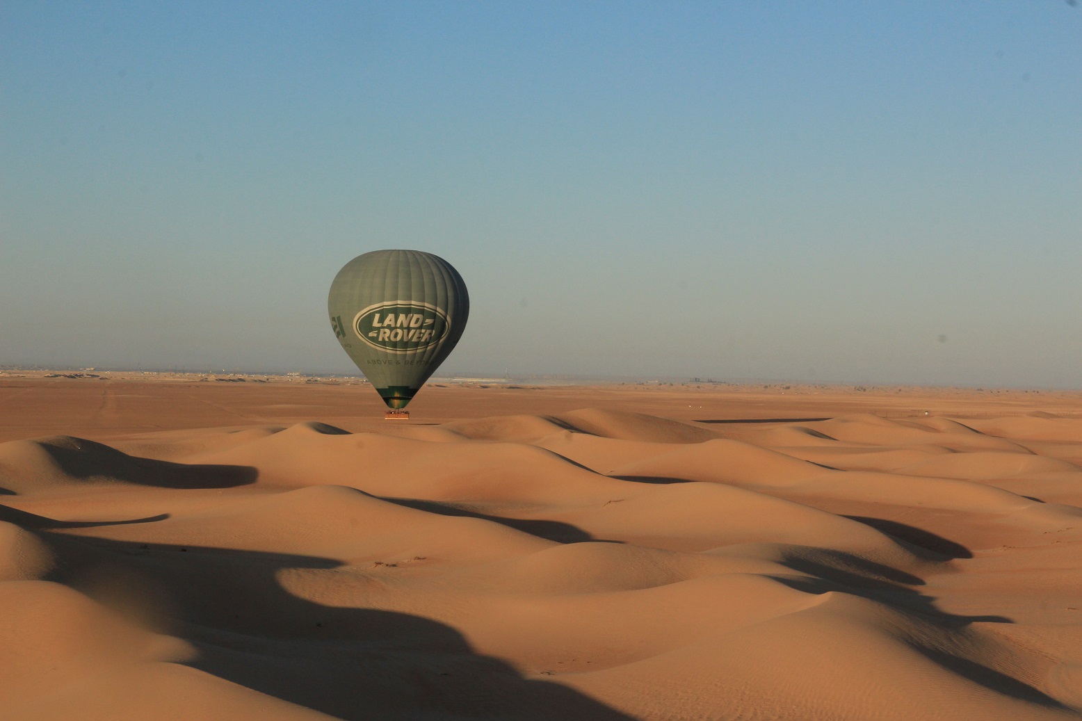 搭乘熱氣球穿過杜拜沙漠，是很奇特的體驗。