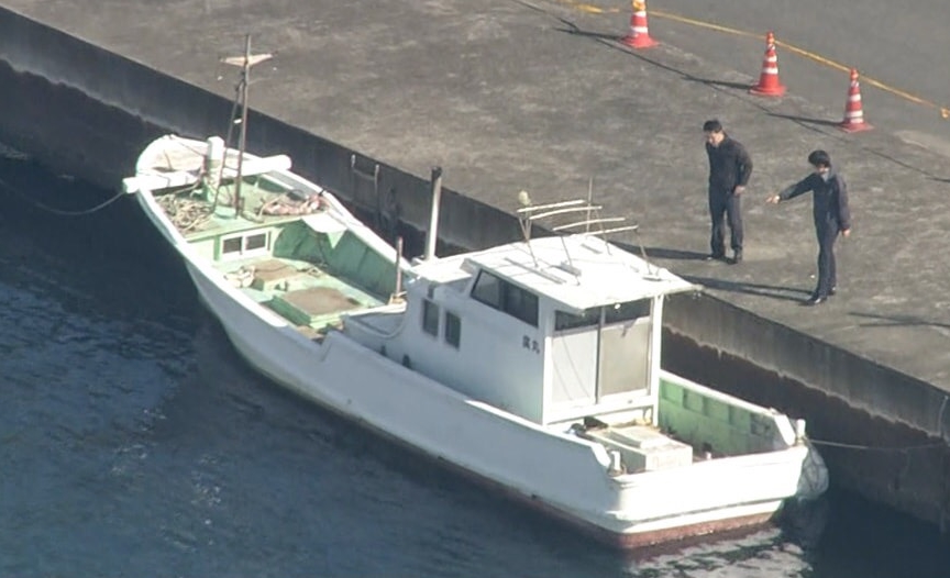 專案小組在日本熊本縣漁港截獲一艘載有600公斤安毒的漁船。（翻攝自NHK畫面）