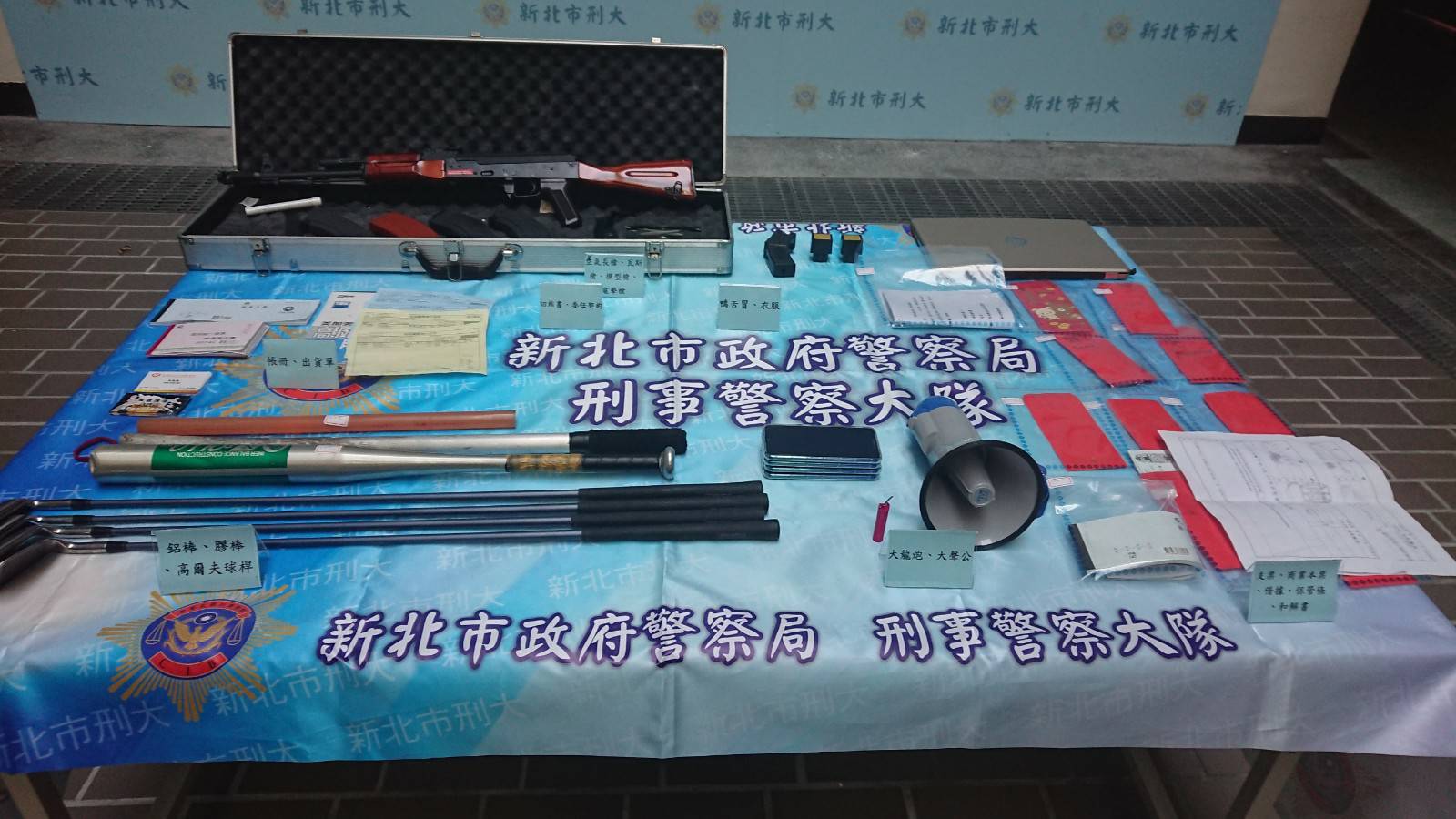 警方掃黑查扣大批刀械、棍棒及槍枝。（翻攝畫面）