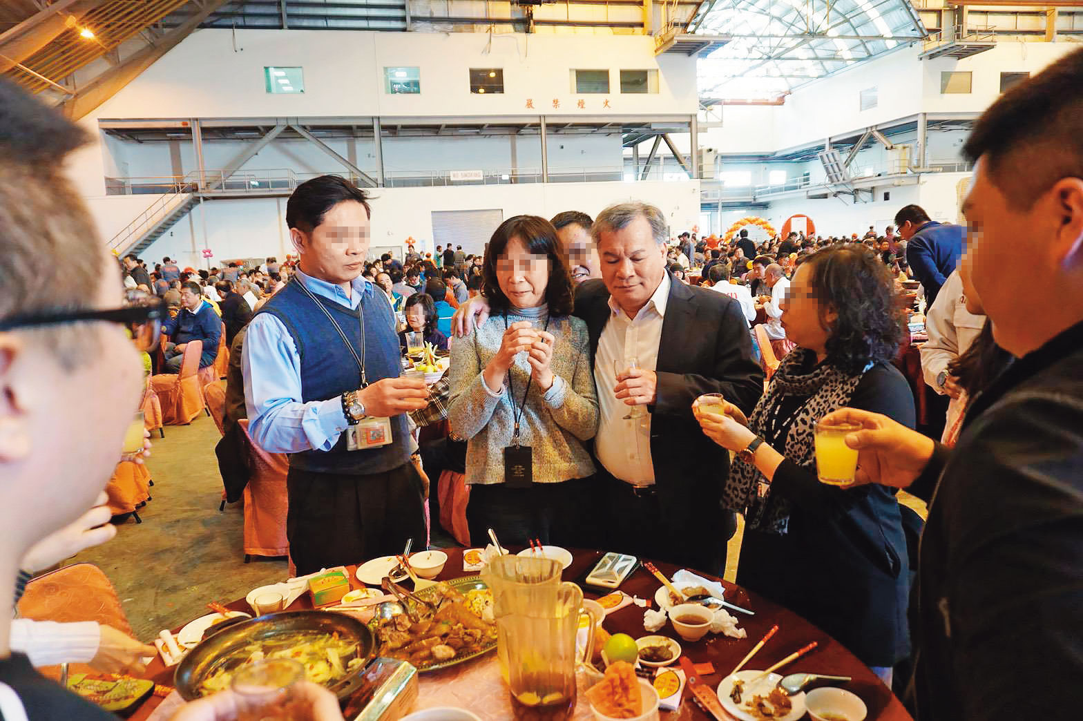 盧天麟（中）爭議不斷，聚餐時曾一把摟住女客戶，讓對方十分尷尬。（讀者提供）