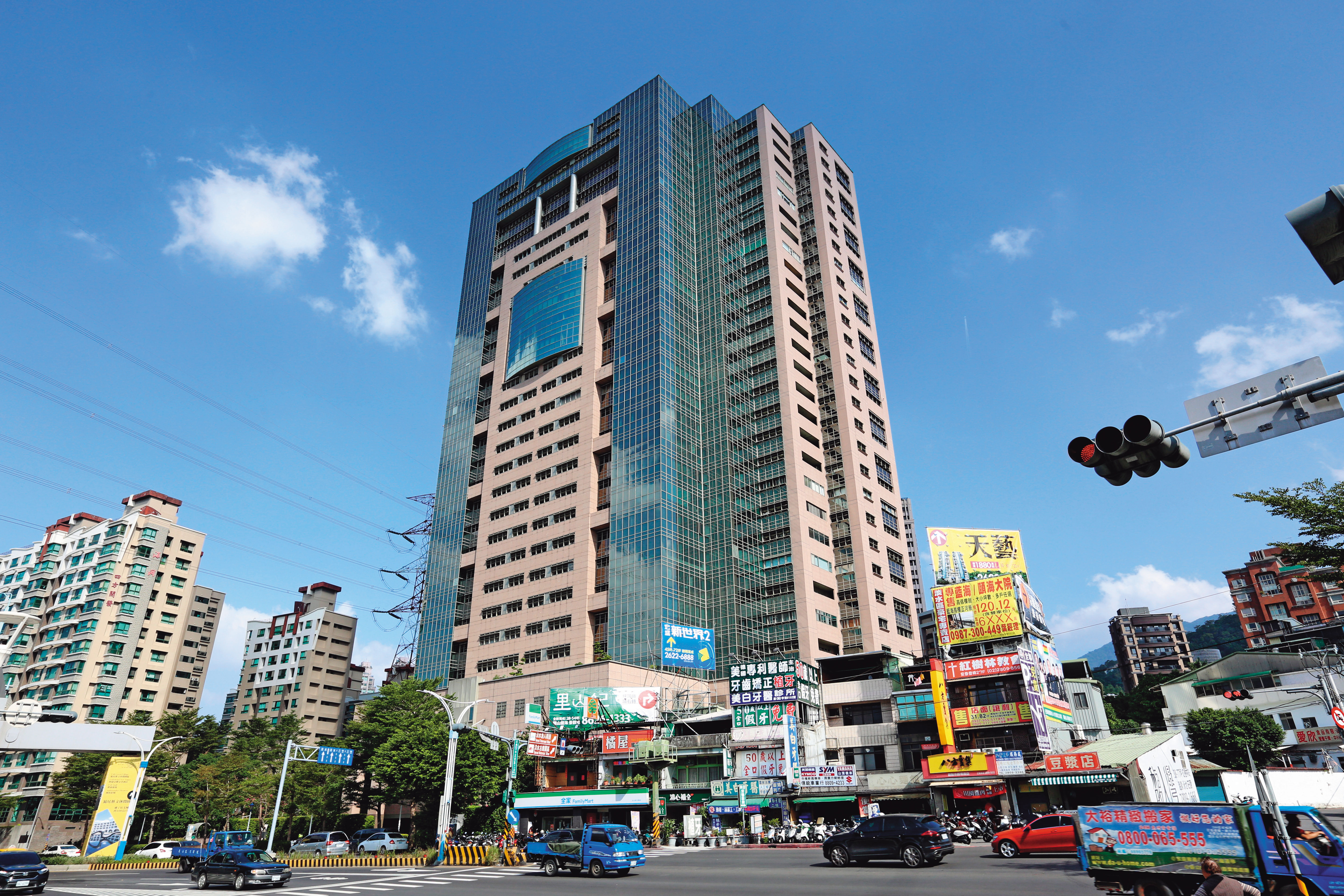 馬男行凶之後,跑到淡水一棟大樓頂樓跳樓自殺。