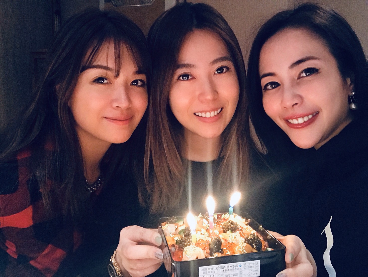 唐芯長尾巴慶生，好友送上浮誇金箔蛋糕，右為藍鈞天老婆Fiona。（單純夢想文創事業提供）