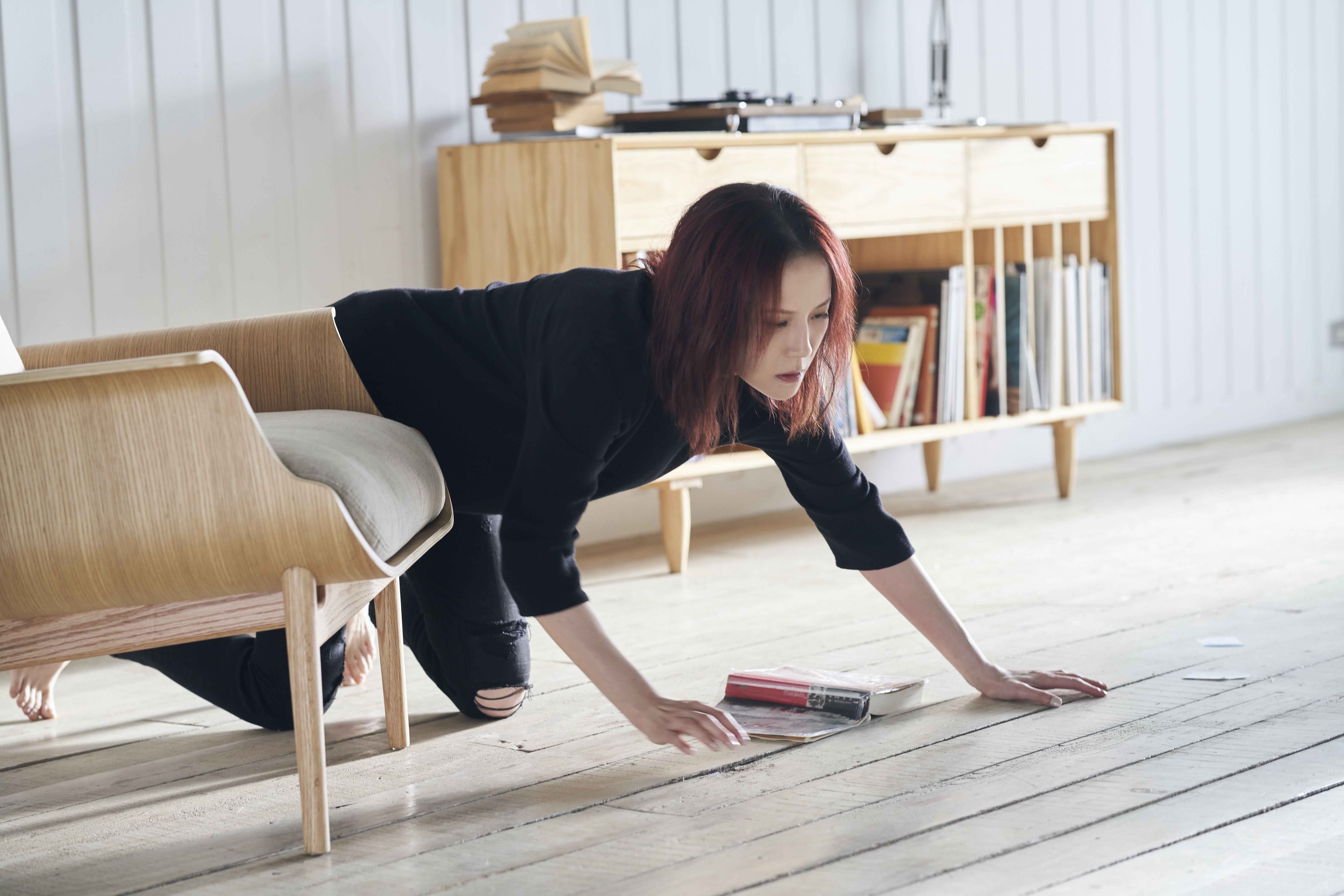 拍〈路痴〉MV過程中，楊乃文差點被玻璃碎片刺傷。（亞神音樂提供）