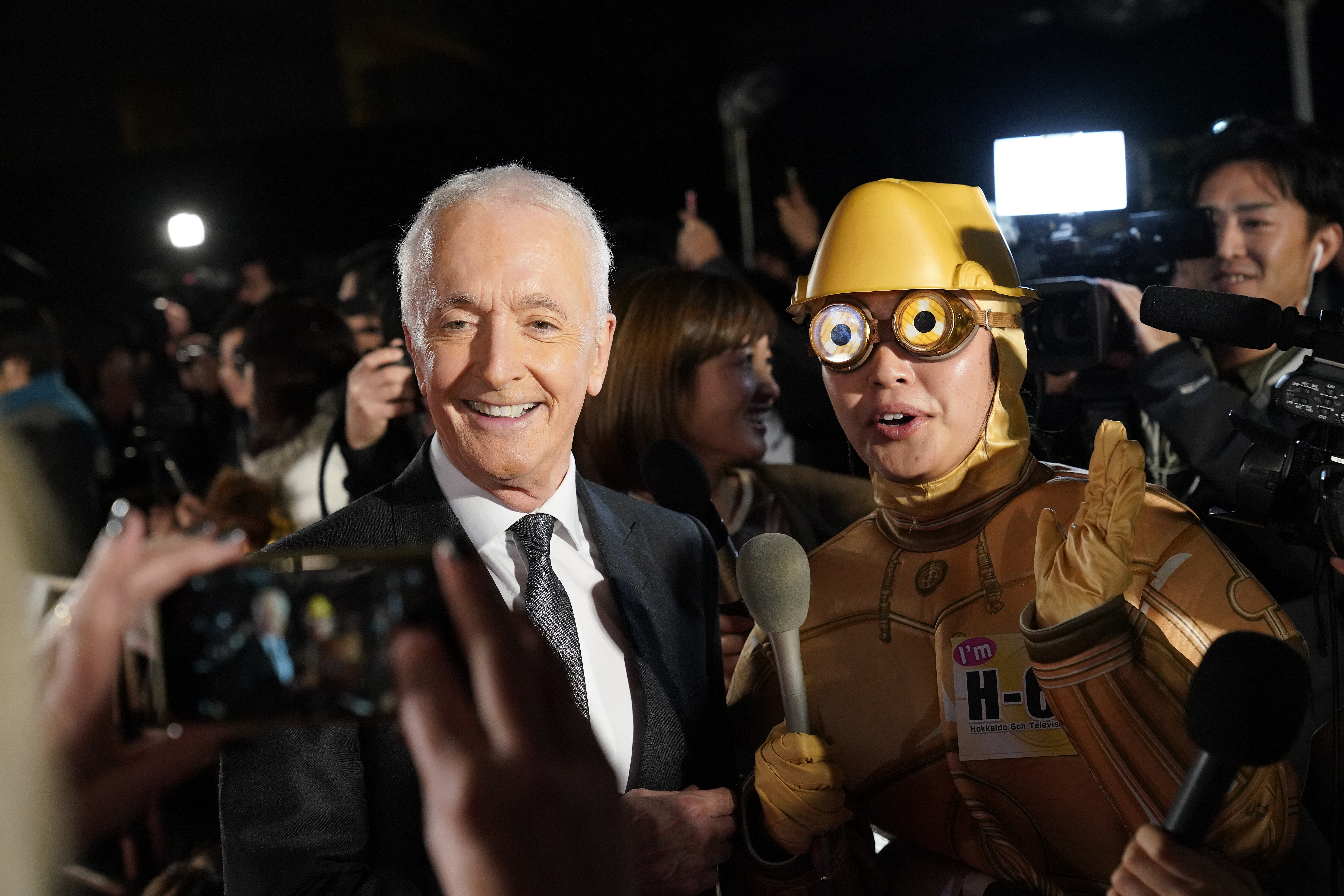 安東尼丹尼爾斯在星戰全系列電影（九部曲）都有親自演出，紅毯上他更與現身於會場的C-3PO合照互動。（迪士尼提供）