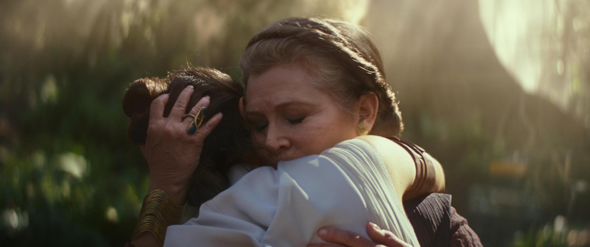 「莉亞公主」凱莉費雪雖已逝世，但以使用當初拍攝《STAR WARS : 原力覺醒》時沒有用上的片段的方式回歸本集。（迪士尼提供）