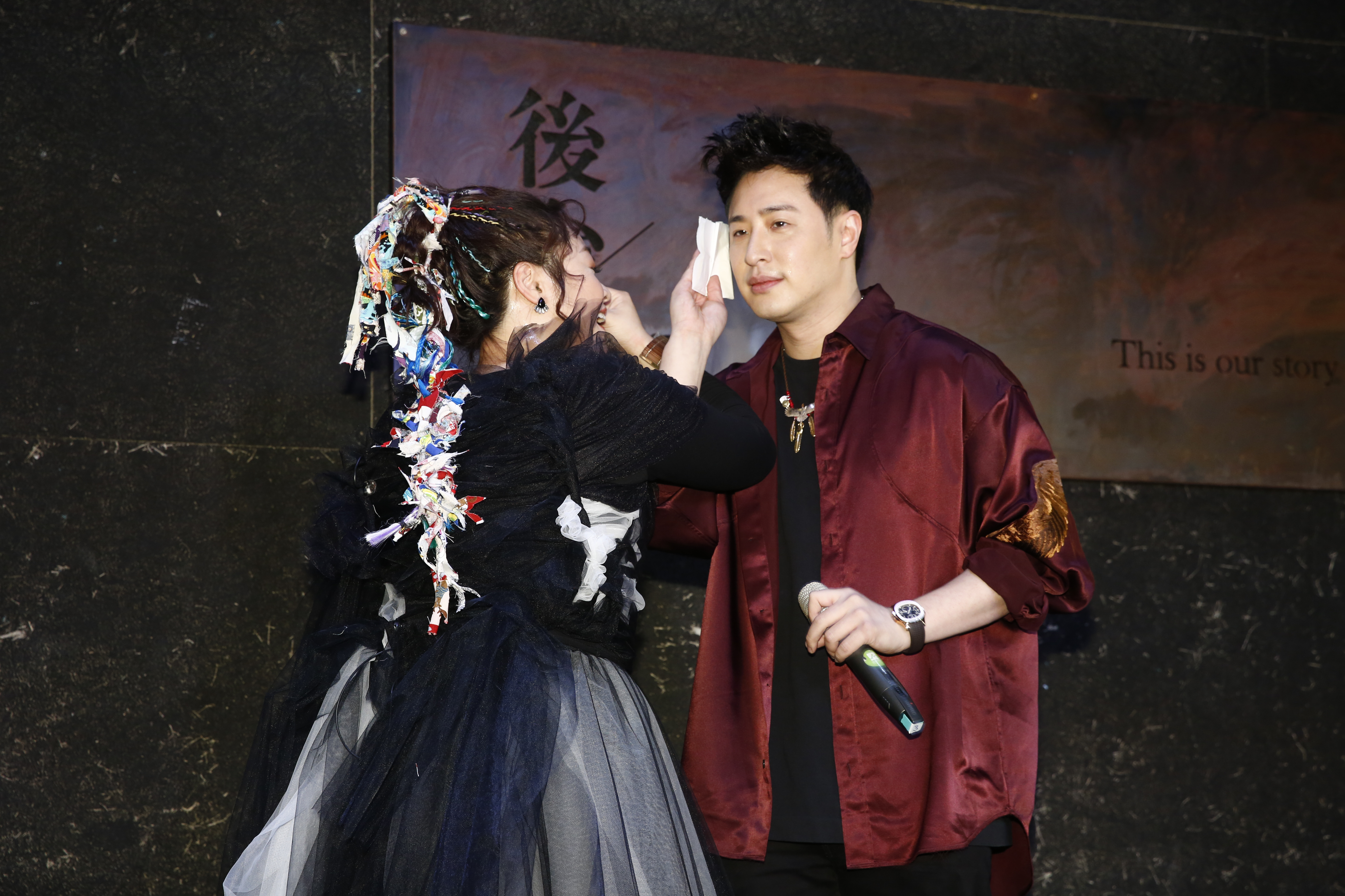 潘瑋柏現身站台，許莉潔趕緊幫偶像擦汗。