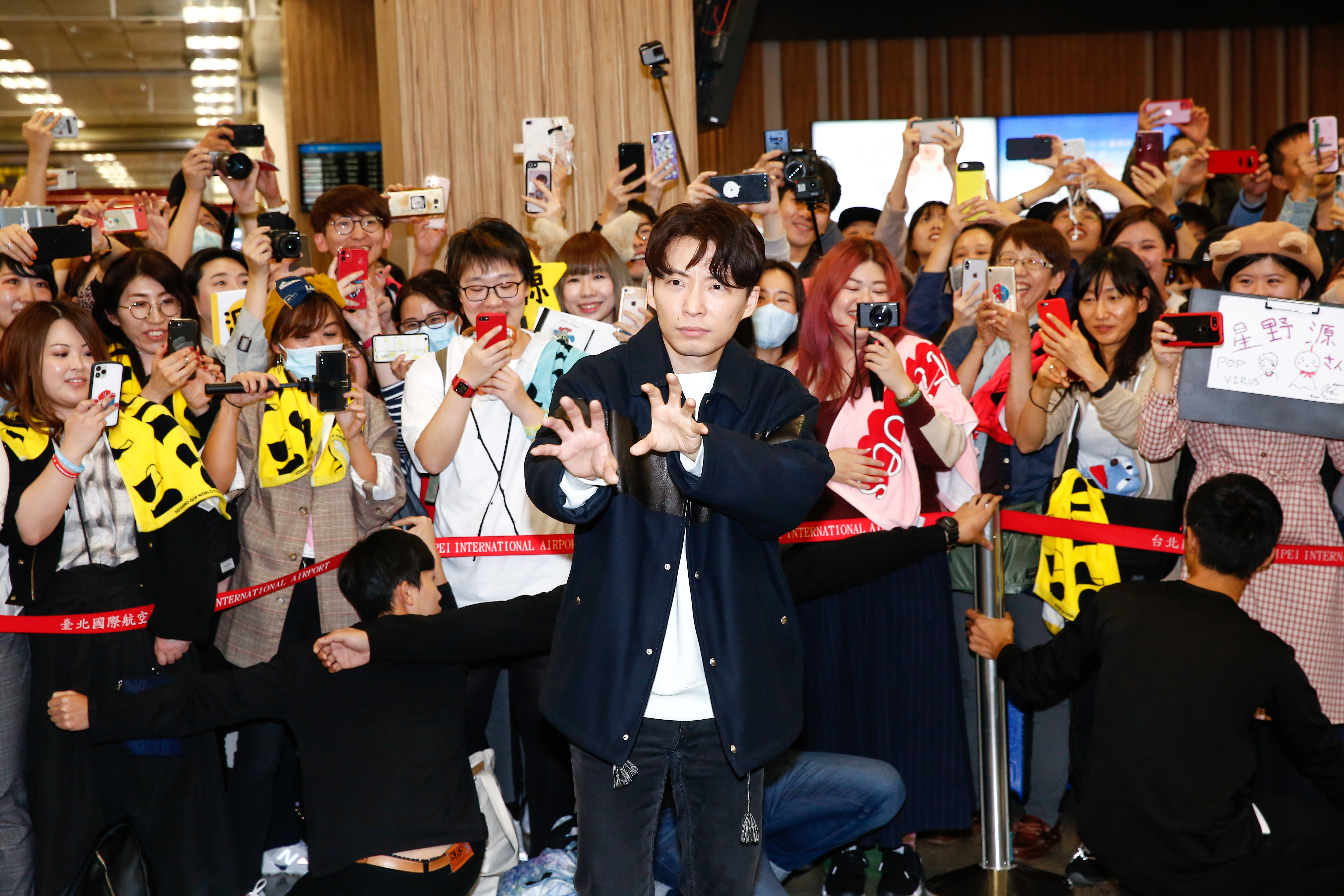 星野源拍照比出武打姿勢，許多日本粉絲驚訝：「在日本都沒看過他這樣！」