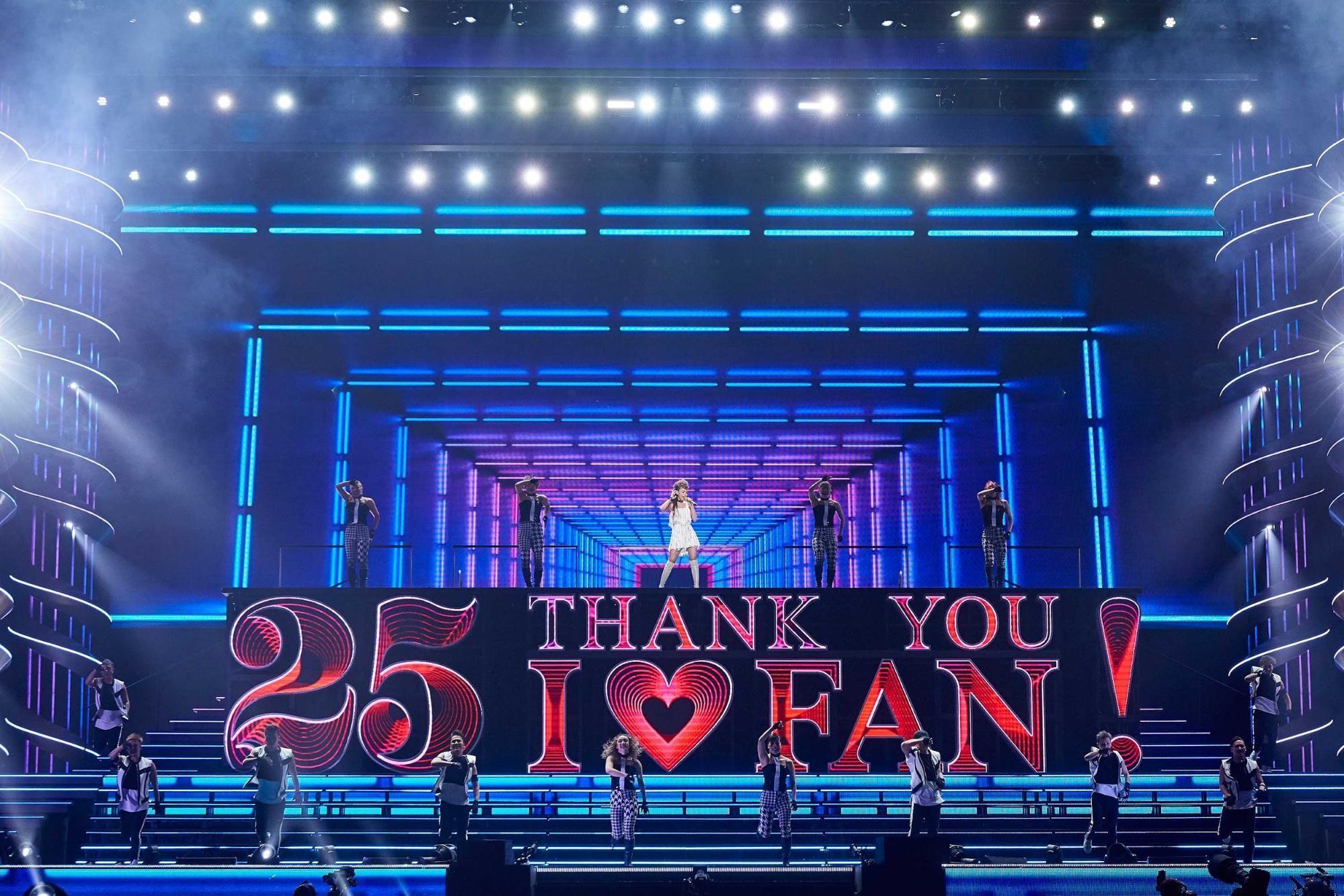 安室奈美惠搭乘寫有「Thank You I ♥ Fan!」的大型升降梯登場，藉此傳達對歌迷的感謝。（ON THE LINE提供）