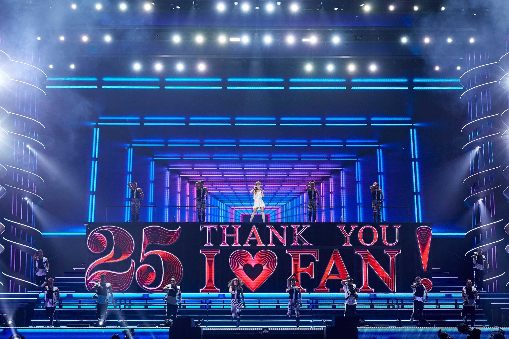 安室奈美惠搭乘寫有「Thank You I ♥ Fan!」的大型升降梯登場,藉此傳達對歌迷的感謝。(ON THE LINE提供)