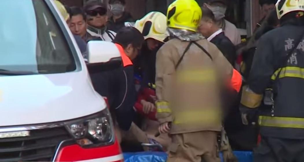 吳姓男子最後中彈被抬出,結束12小時的警匪對峙。(翻攝畫面)