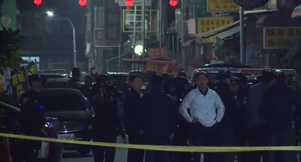 警方追緝國民黨台南黨部爆裂物案的涉案男子，雙方在高雄對峙了一整夜。（翻攝畫面）