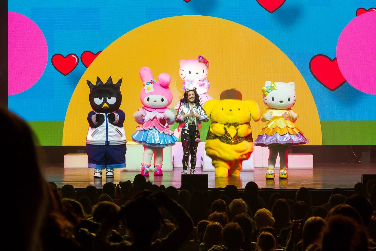 除製作流行音樂演唱會，西茂弘也跨界舉辦日本原創動漫秀「Hello Kitty Live」。（翻攝自推特HelloKittyLive）