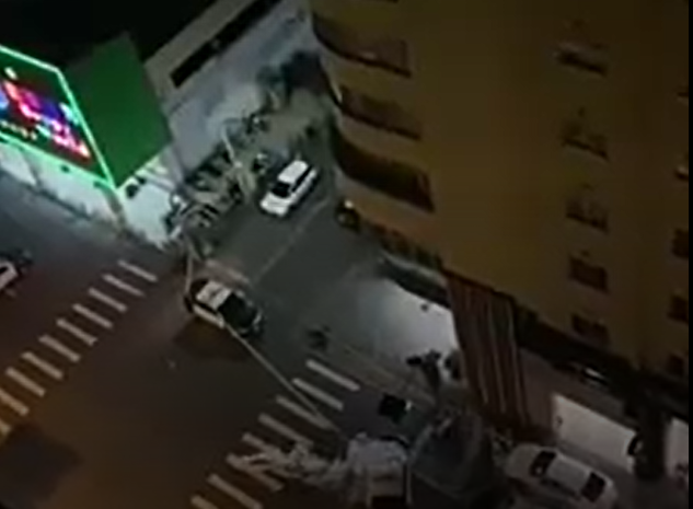 警方攻堅還施放催淚彈，大陣仗驚動附近民眾。（翻攝自爆怨公社）