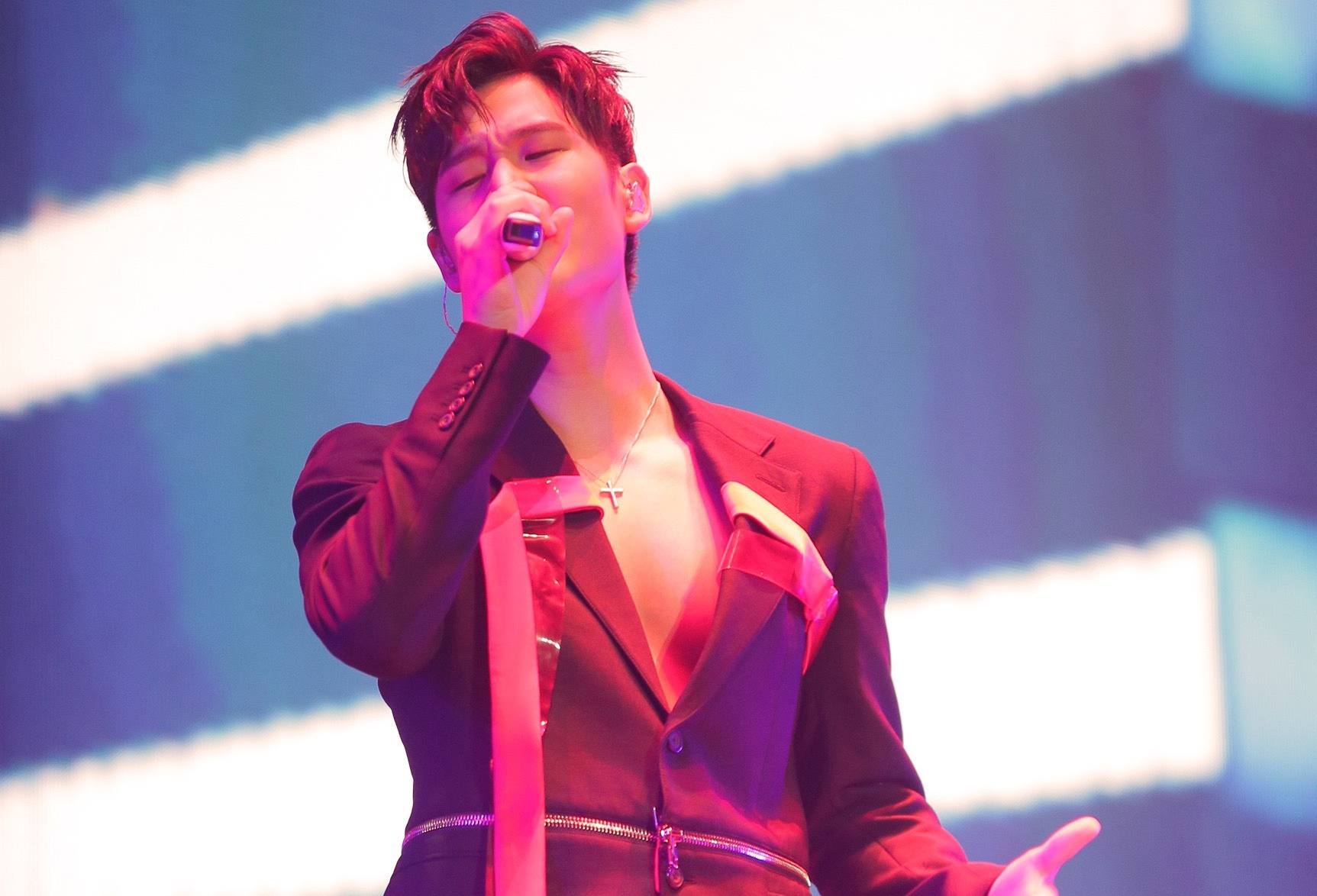 周興哲因襯衫弄髒乾脆脫掉,意外隱約露出胸肌。(星空飛騰提供)