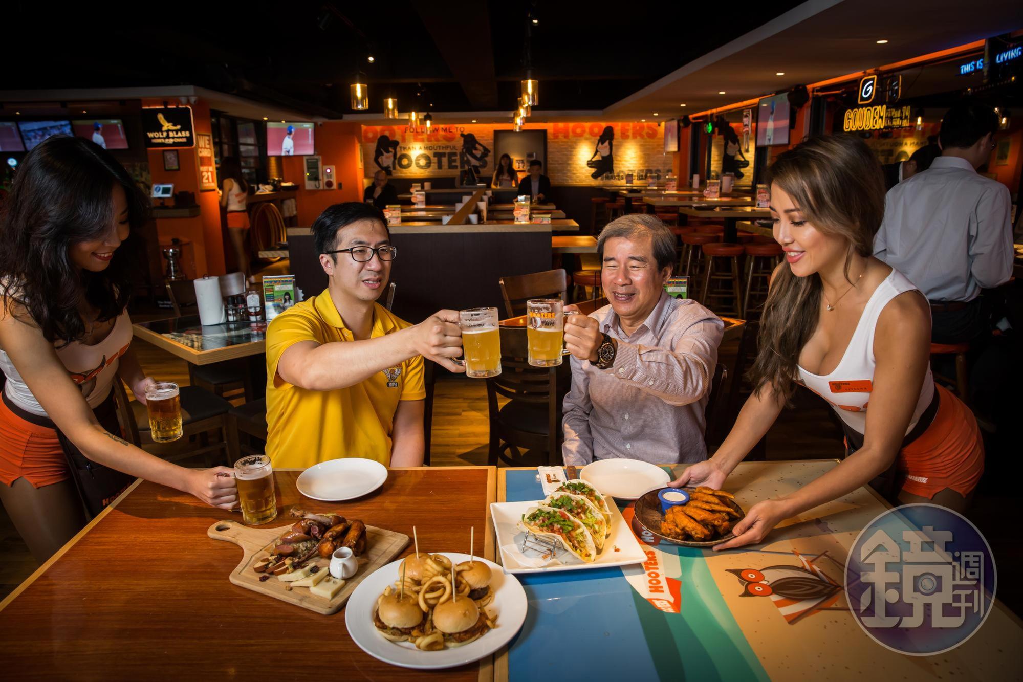 Hooters美式餐廳以熱情洋溢的辣妹服務生聞名，劉世章（右）22年前將其從美國引進，台北慶城店至今仍屹立不搖。兒子劉昶志現（左）也加入經營。