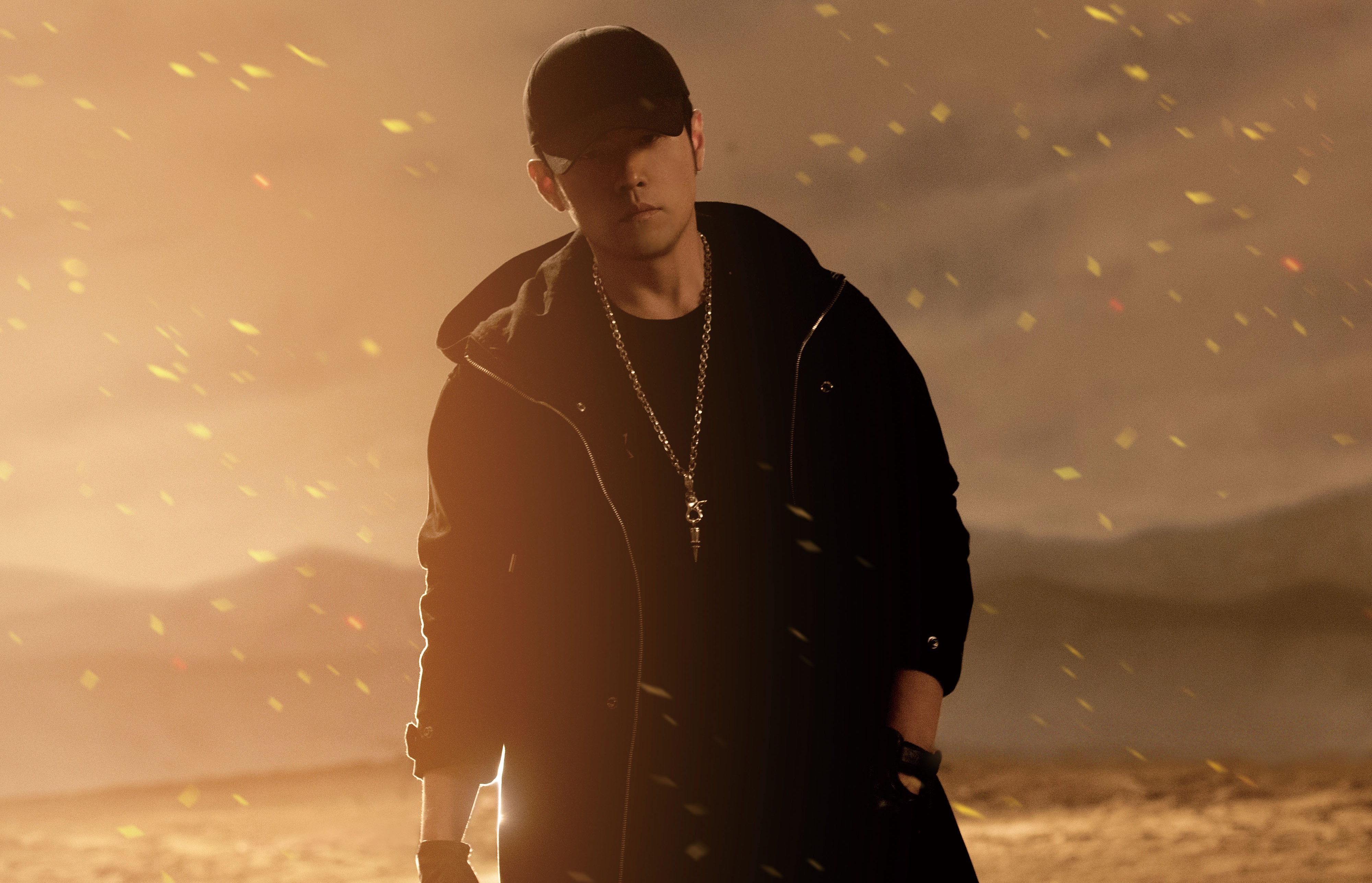 周杰倫戴鴨舌帽拍MV，跟剛出道時的造型ㄧ樣。（杰威爾提供）